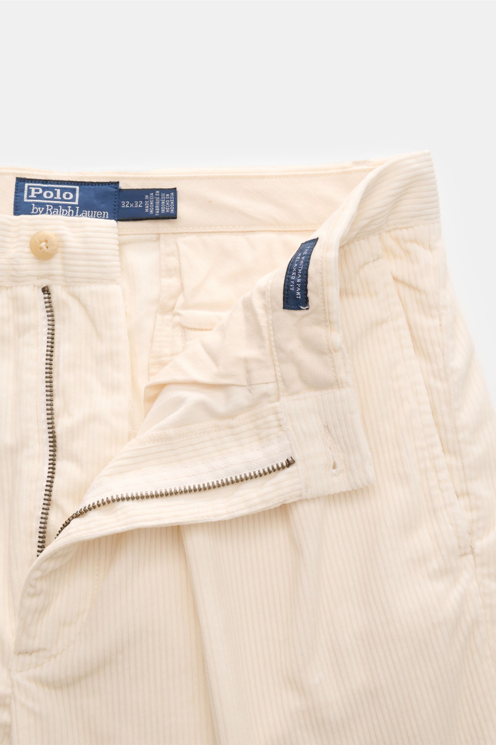 Close-up front view of Polo Ralph Lauren Cordhose creme with open zipper, button, and visible brand labels, showcasing corduroy texture.

Vielseitiger Klassiker für stilvolle Herbst-Looks: Die Cordhose von POLO RALPH LAUREN überzeugt mit ihrer markante