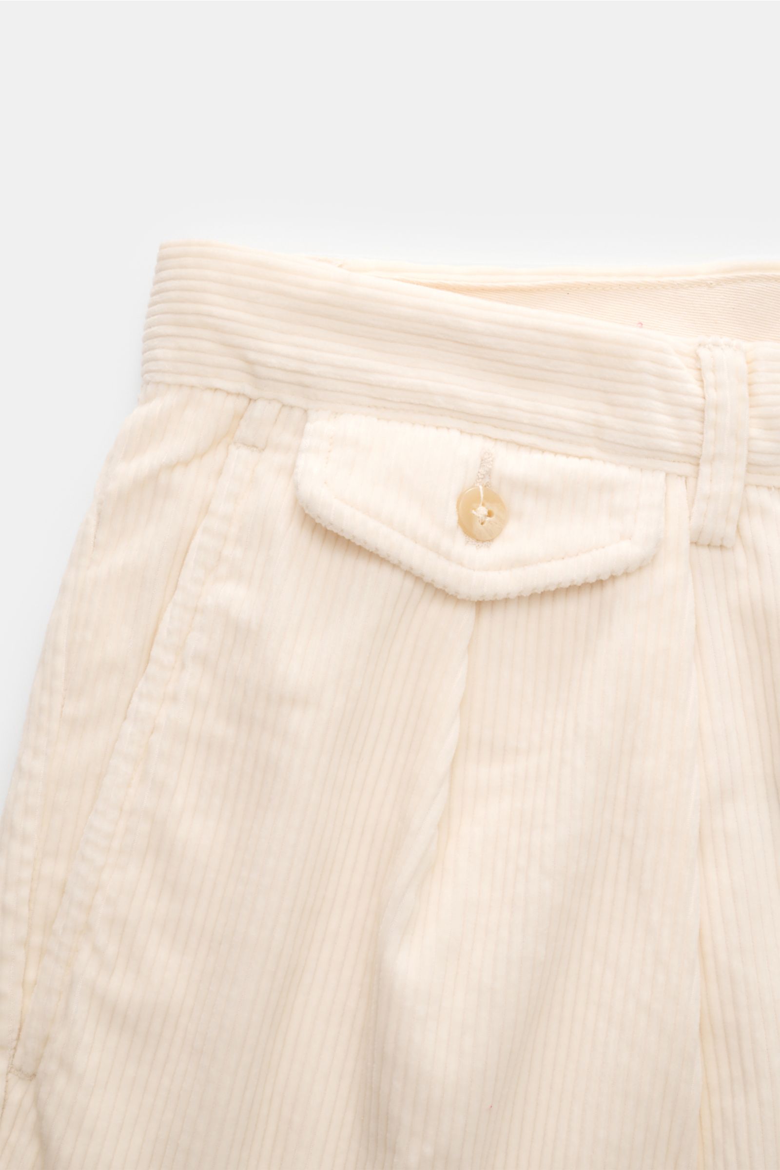 Close-up front view of Polo Ralph Lauren Cordhose creme in soft pure cotton corduroy with buttoned French pockets and tapered fit.