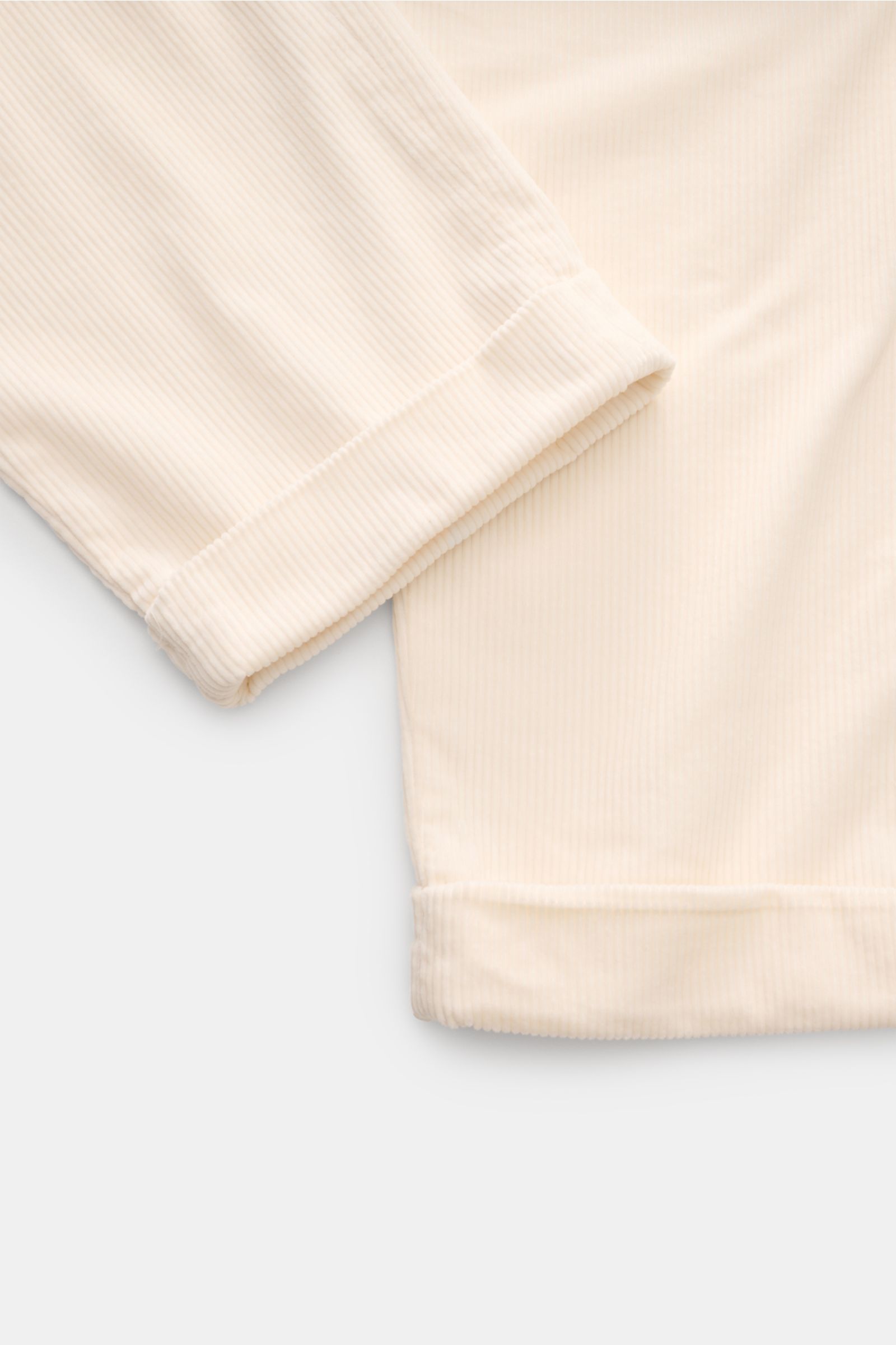 Close-up front view of Polo Ralph Lauren Cordhose creme showing cream-colored tapered fit corduroy pants with soft texture, folded hems, and fine ribbed cotton fabric. Vielseitiger Klassiker für stilvolle Herbst-Looks: Die Cordhose von POLO RALPH LAUREN ü