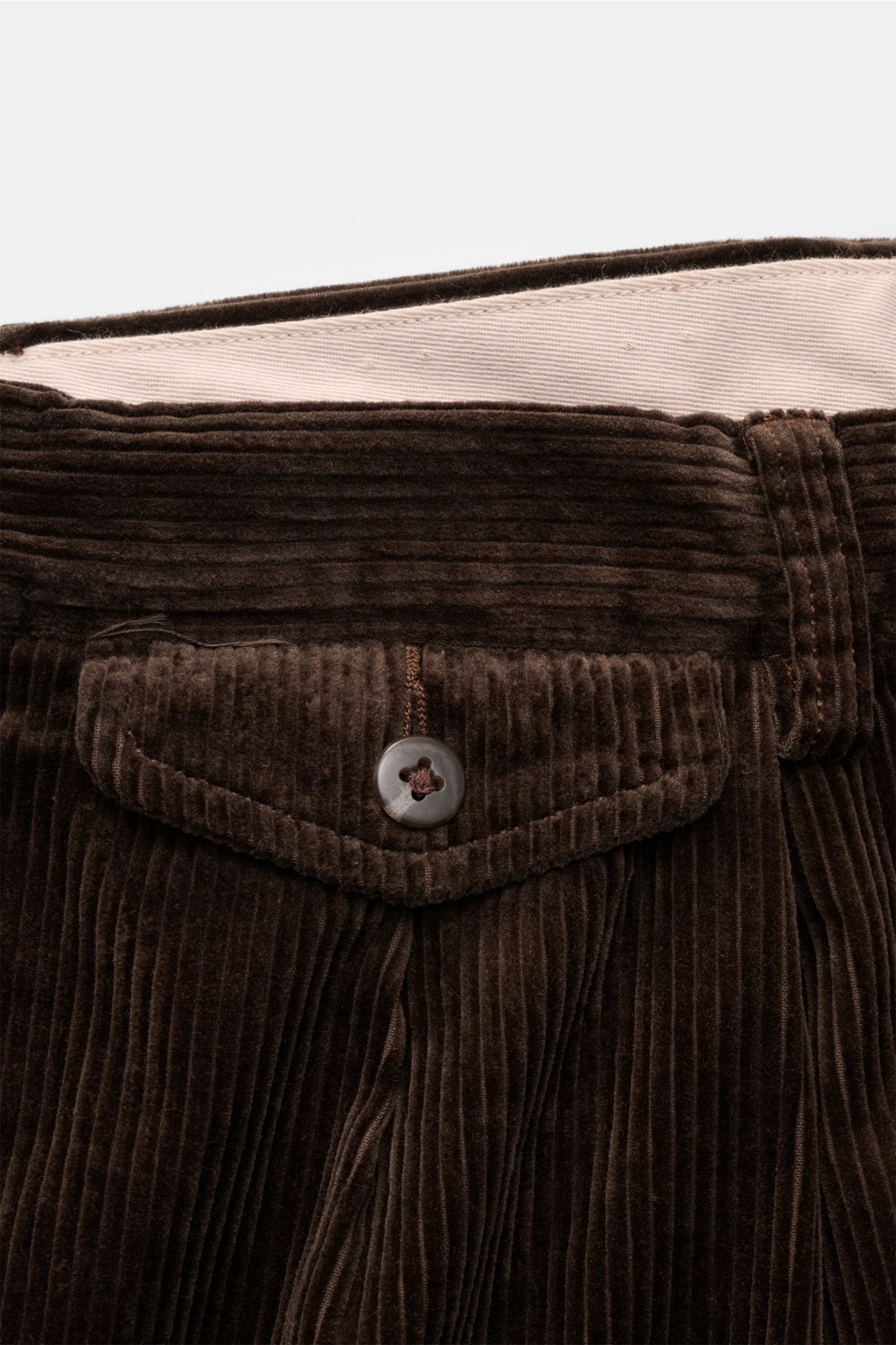 Nahaufnahme der Polo Ralph Lauren Cordhose dunkelbraun mit Bundfalten, Knopfpatte, Reißverschluss und weichem Baumwoll-Cord aus frontaler Perspektive.