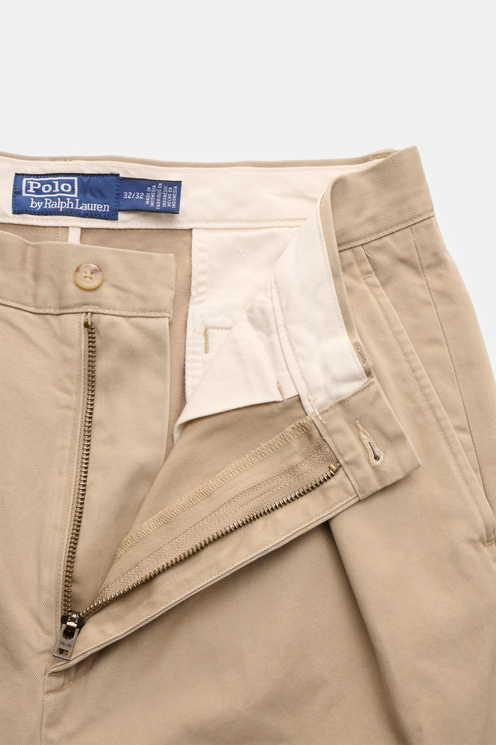 Close-up front view of Polo Ralph Lauren Chino 'Whitman' beige trousers showing the waistband, zipper, and button. Der perfekte Begleiter für entspannte, smarte Looks: Die stückgefärbte 'Whitman' von POLO RALPH LAUREN aus schwerer Baumwolle vereint Bundfa