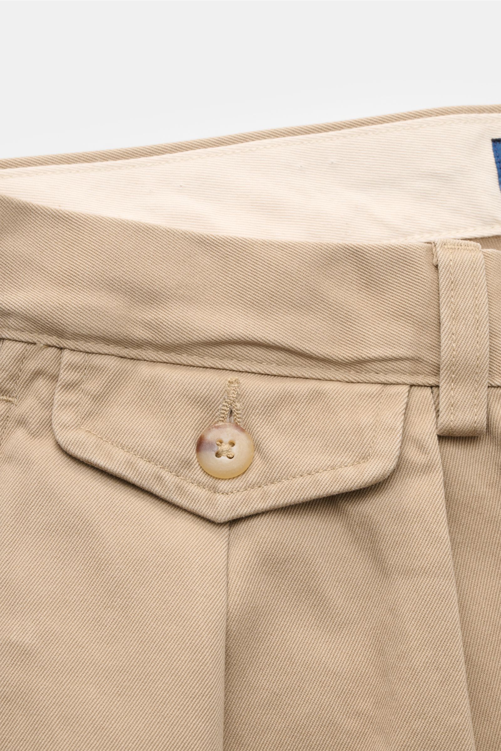 Close-up front view of Polo Ralph Lauren Chino 'Whitman' beige featuring a buttoned flap pocket, belt loop, and detailed stitching on heavy cotton twill fabric. Der perfekte Begleiter für entspannte, smarte Looks: Die stückgefärbte 'Whitman' von POLO R