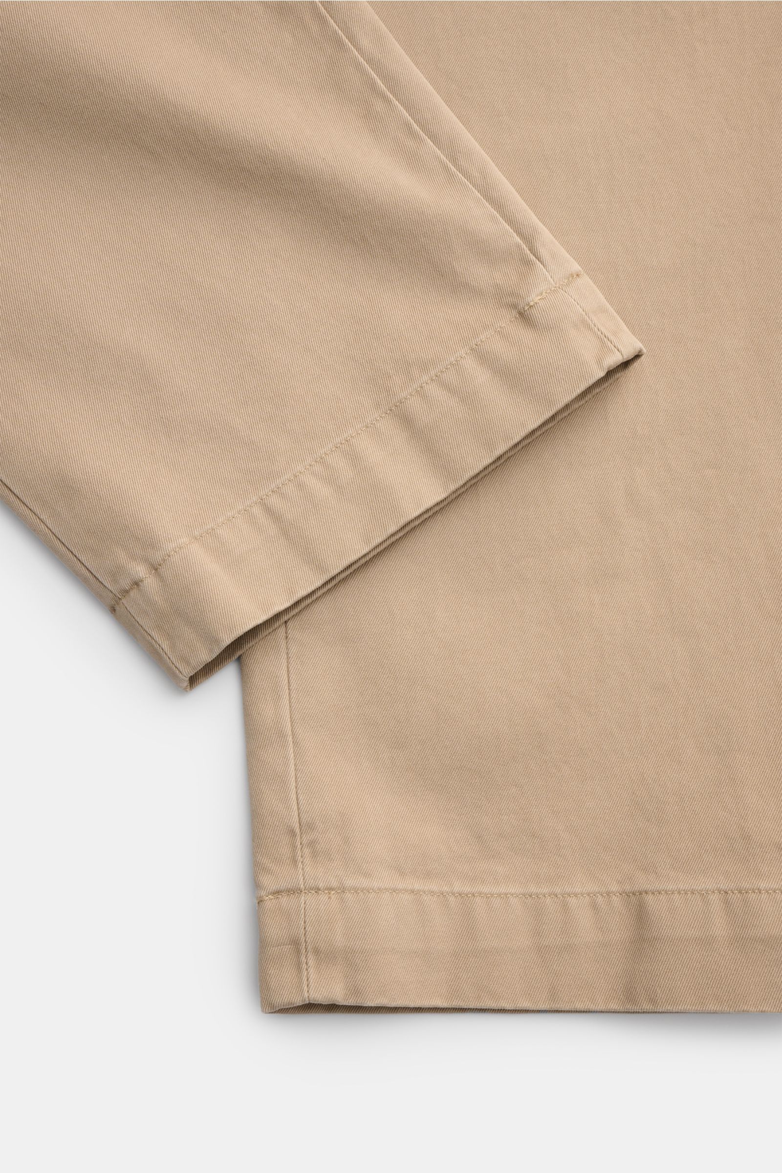 Close-up front-side view of the beige Polo Ralph Lauren Chino 'Whitman' showing fabric texture and hem details. Der perfekte Begleiter für entspannte, smarte Looks: Die stückgefärbte 'Whitman' von POLO RALPH LAUREN aus schwerer Baumwolle vereint Bundfa