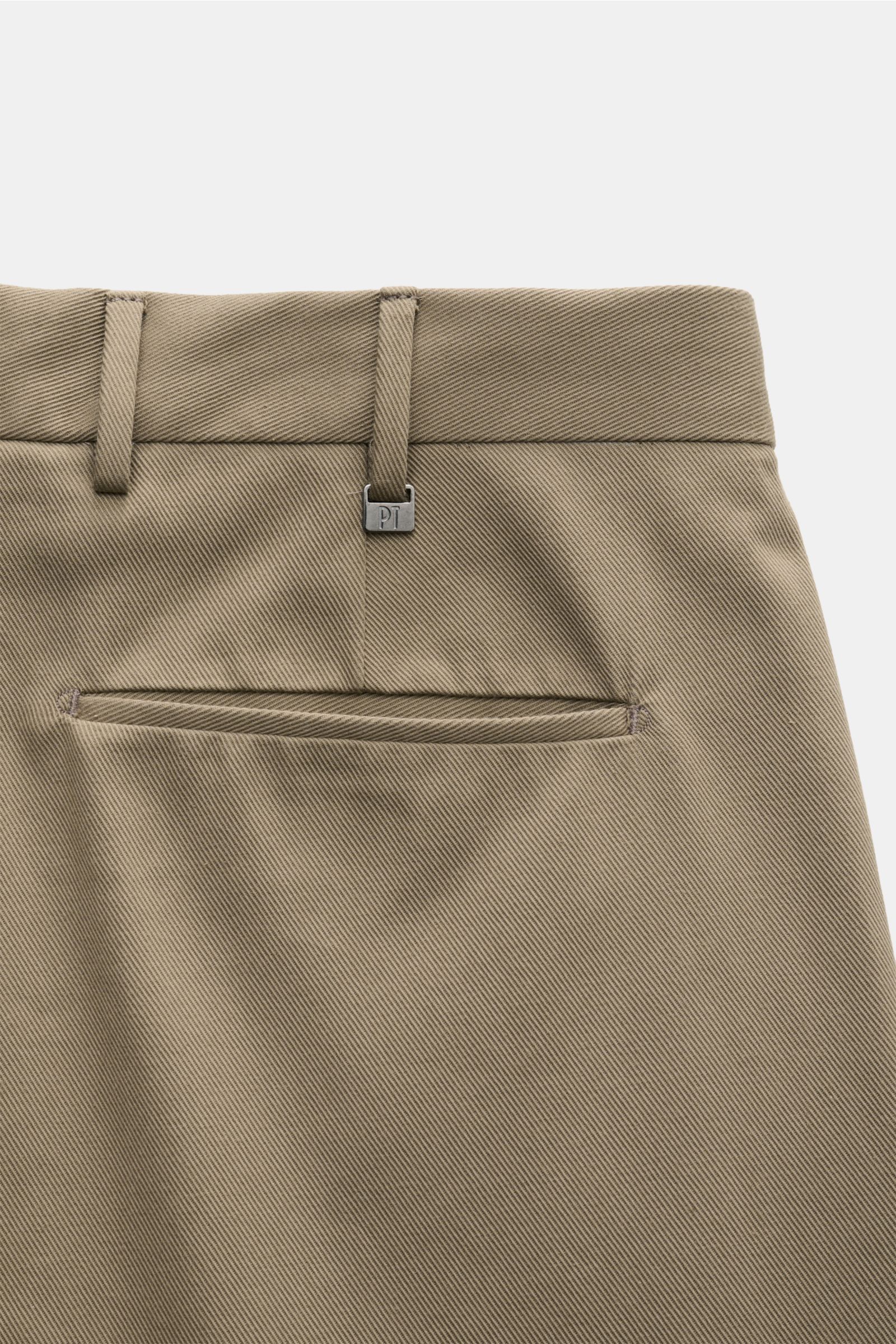 Close-up rear view of PT Torino Chino 'Rebel Fit' beige showcasing twill aus reiner Baumwolle, griffige Haptik, garment dyed, tapered fit, reguläre Oberschenkelweite, knöchellang, Reißverschluss und Bundhaken, französische Taschen, paspelierte Gesäßtasche