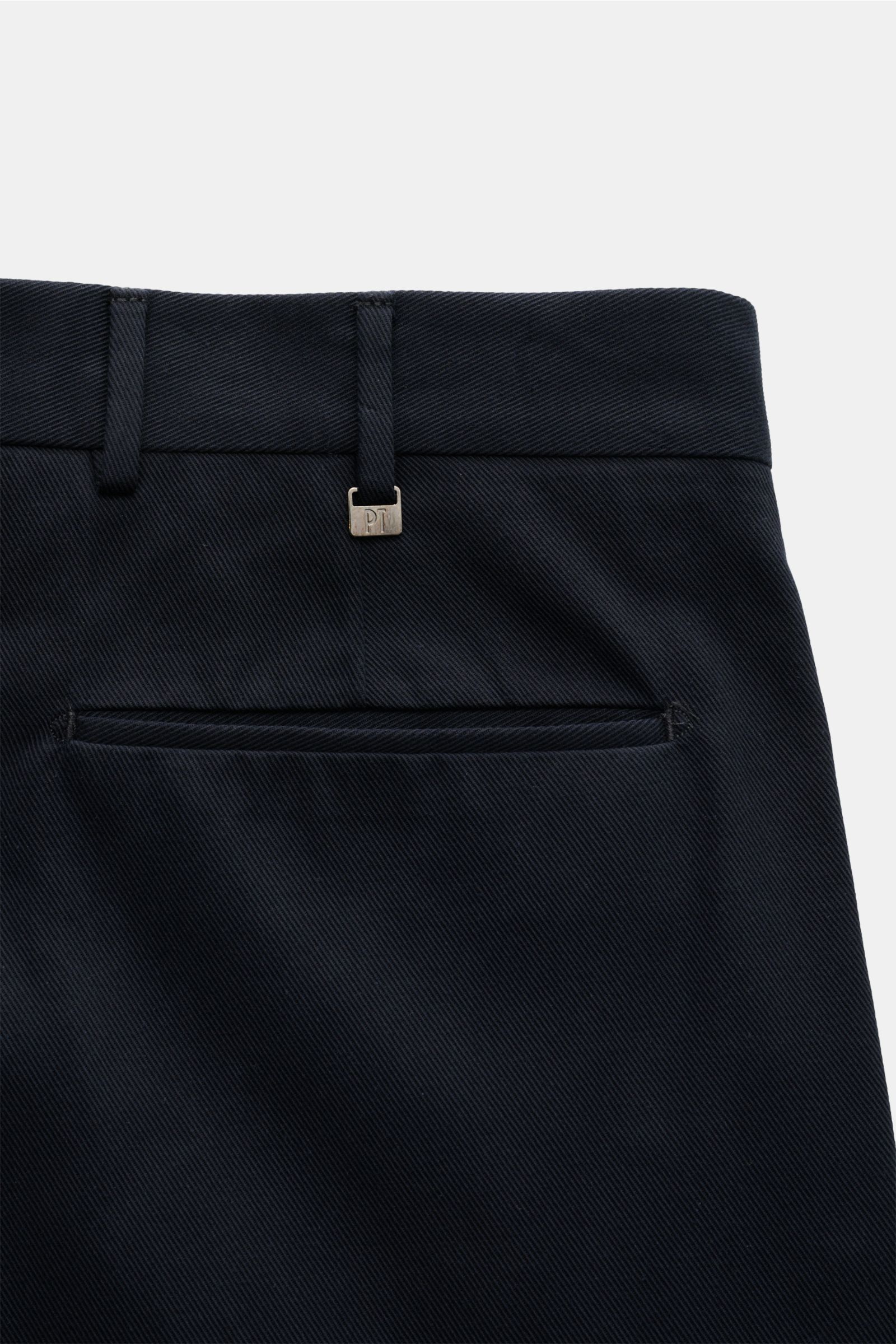 PT Torino Chino 'Rebel Fit' navy, Detailaufnahme von hinten, twill aus reiner Baumwolle, griffige Haptik, garment dyed, tapered fit, reguläre Oberschenkelweite, knöchellang, Reißverschluss, Bundhaken, französische Taschen, paspelierte Gesäßtaschen, kleine
