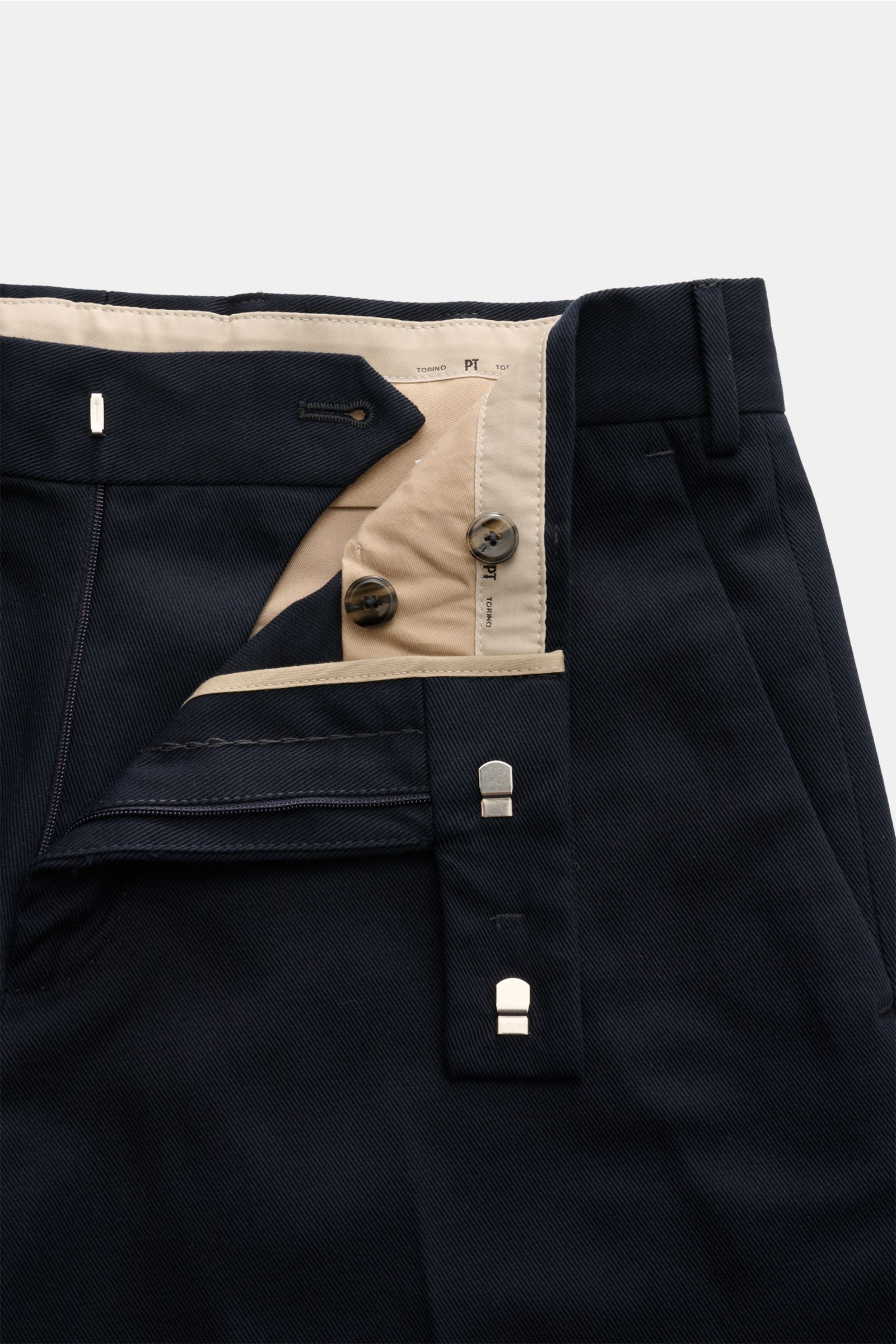 PT Torino Chino 'Rebel Fit' navy in Nahaufnahme von vorne, Twill aus reiner Baumwolle, griffige Haptik, garment dyed, Tapered Fit, knöchellang, Reißverschluss, Bundhaken, französische Taschen, paspelierte Gesäßtaschen, kleines Metall-Initial.