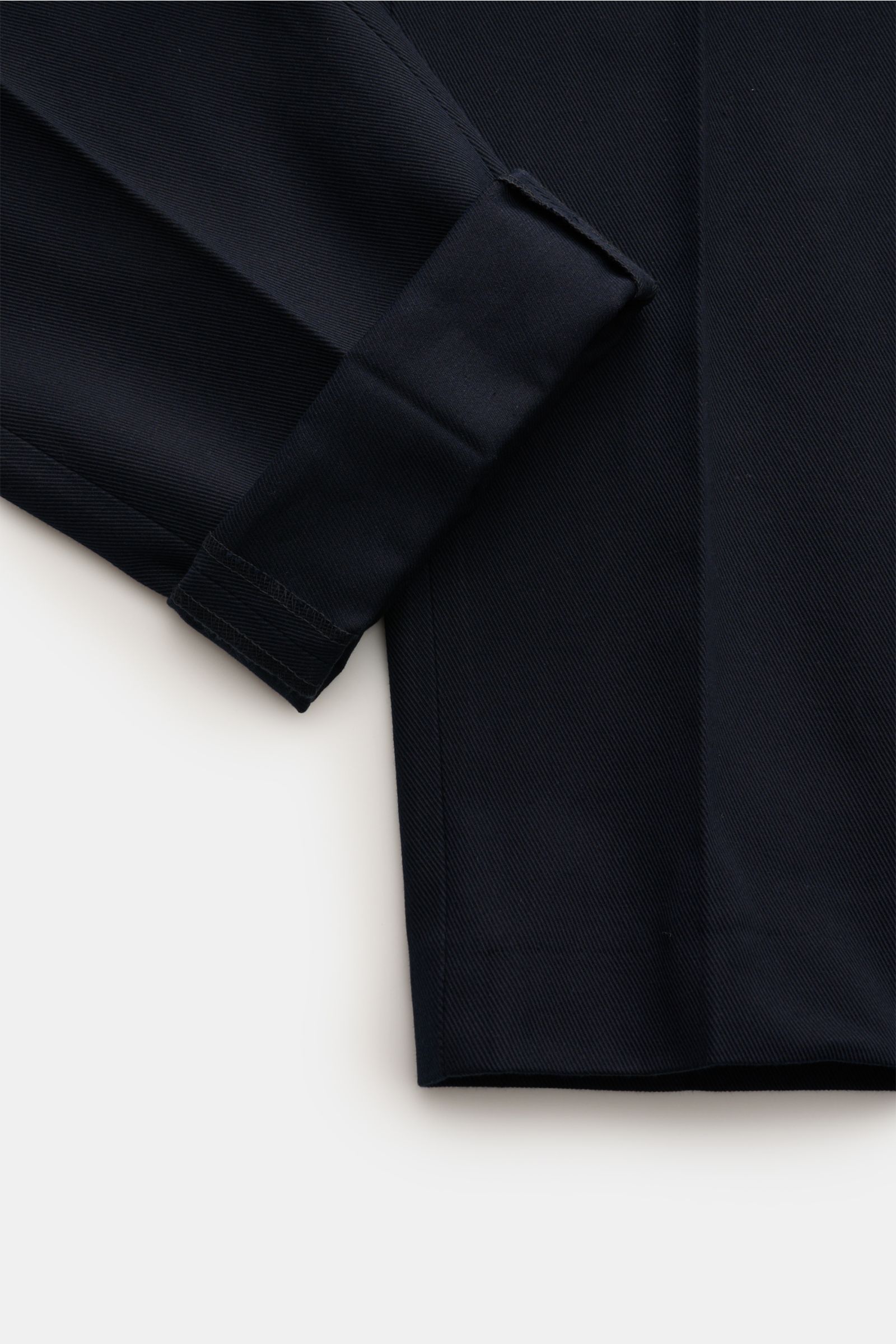 PT Torino Chino 'Rebel Fit' navy, close-up von unten, Twill aus reiner Baumwolle, griffige Haptik, garment dyed, tapered fit, reguläre Oberschenkelweite, knöchellang, Reißverschluss, Bundhaken, französische Taschen, paspelierte Gesäßtaschen, kleines Metal