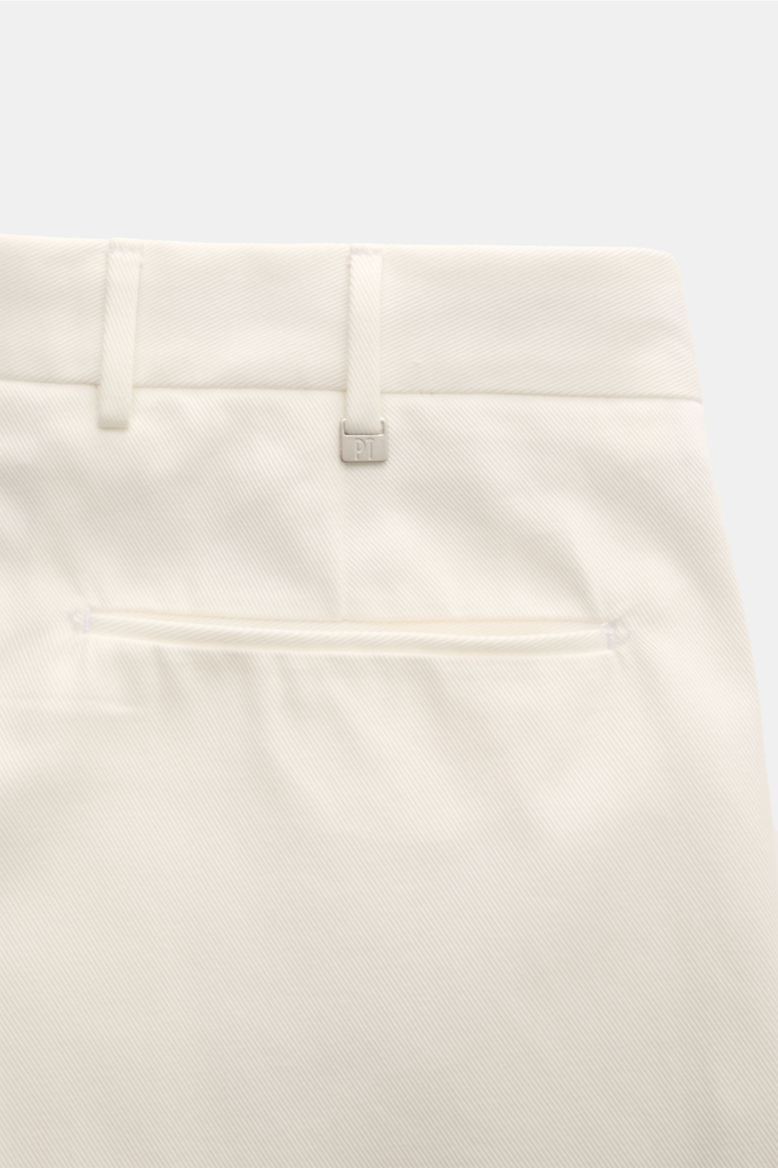 PT Torino Chino 'Rebel Fit' offwhite, Detailaufnahme von hinten, Twill aus Baumwolle, griffig, garment dyed, tapered fit, Reißverschluss, Bundhaken, französische Taschen, paspelierte Gesäßtaschen, Metall-Initial.