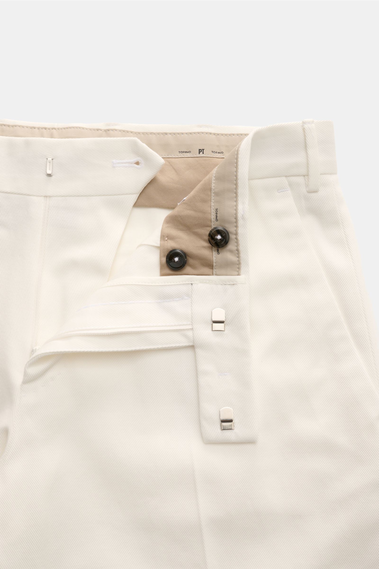 PT Torino Chino 'Rebel Fit' offwhite aus Twill aus reiner Baumwolle, griffige Haptik, garment dyed, Reißverschluss, Bundhaken, Detailansicht von oben.