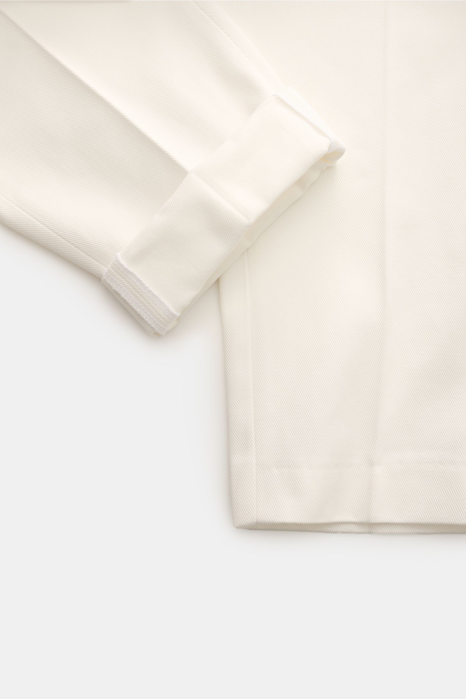 PT Torino Chino 'Rebel Fit' offwhite, Detailfoto von knöchellangem Bein mit Umschlag, Twill aus reiner Baumwolle, griffig, garment dyed, Tapered Fit, reguläre Oberschenkelweite, Reißverschluss, Bundhaken, französische Taschen, paspelierte Gesäßtaschen, kl