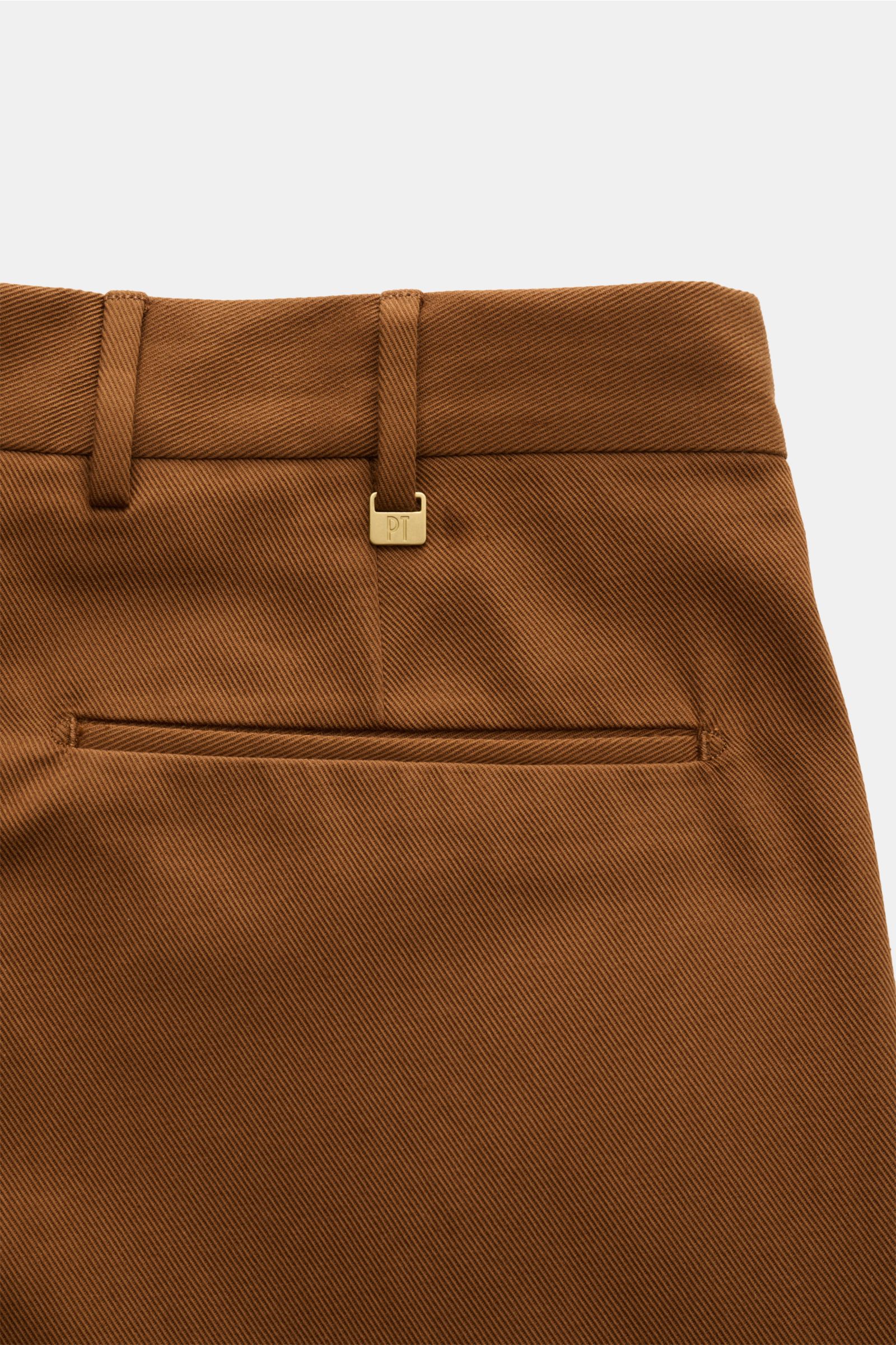 PT Torino Chino 'Rebel Fit' braun, Detailfoto von hinten oben, Twill aus reiner Baumwolle, griffige Haptik, garment dyed, Tapered Fit, reguläre Oberschenkelweite, knöchellang, Reißverschluss, Bundhaken, französische Taschen, paspelierte Gesäßtaschen, klei