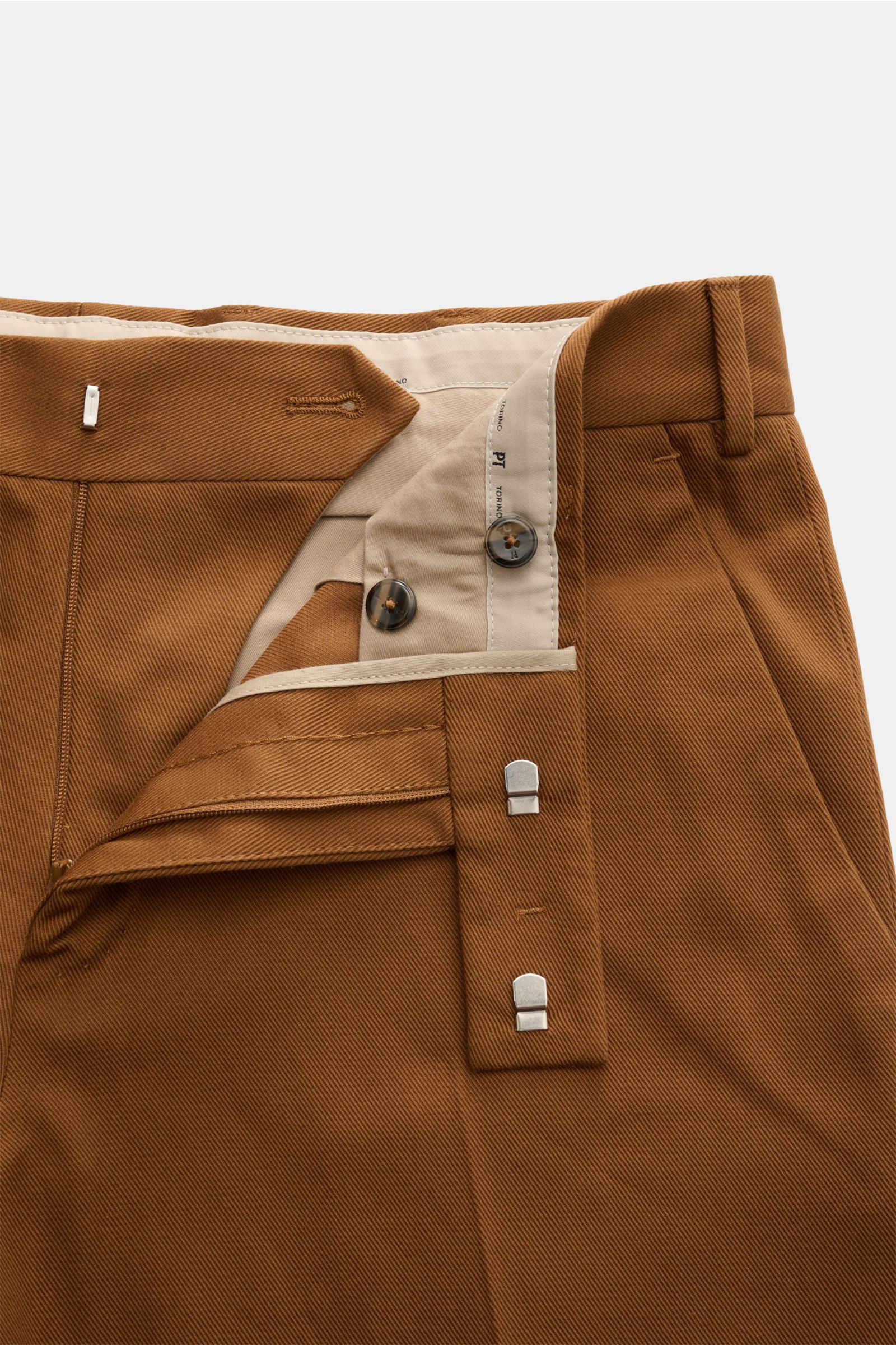 Nahaufnahme aus schräger Draufsicht der geöffneten Taille der PT Torino Chino 'Rebel Fit' braun aus griffigem Baumwoll-Twill mit Bundhaken, Reißverschluss und Knöpfen.