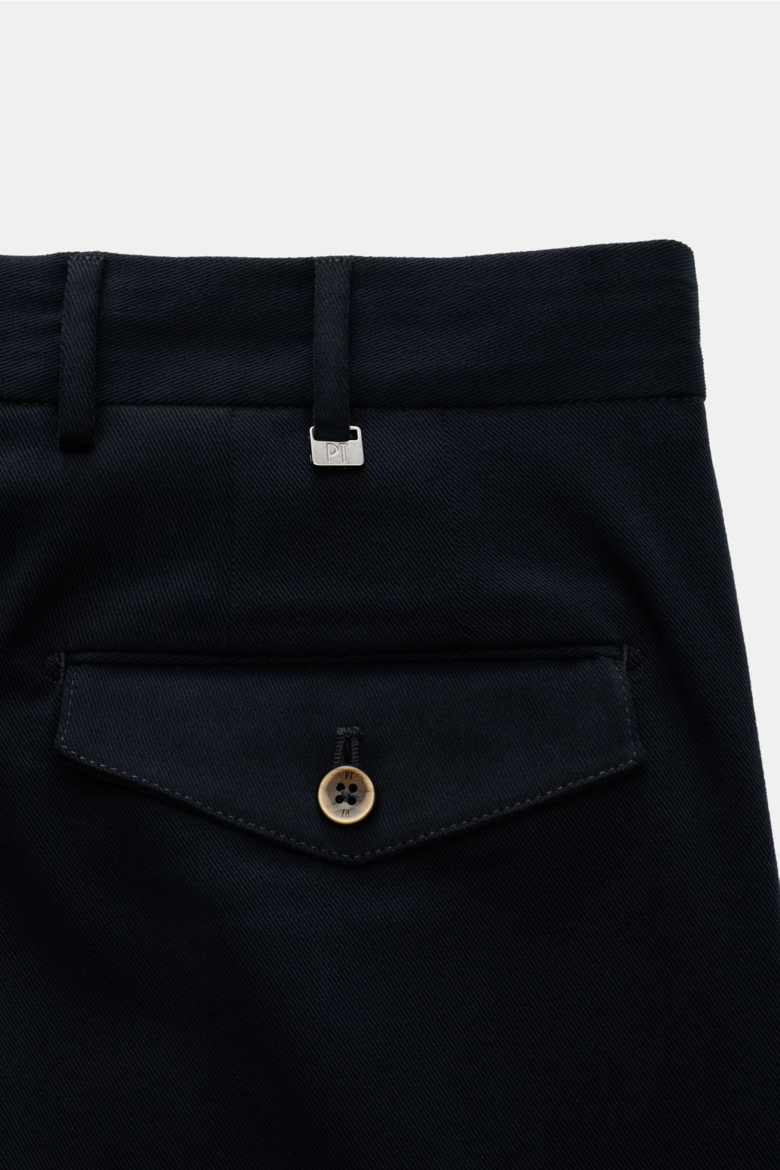 PT Torino Chino 'Carrot Fit' dark navy aus Baumwoll-Twill, rückseitige Gesäßtasche mit Patte, Knopf und PT-Logo, Detailansicht von hinten.