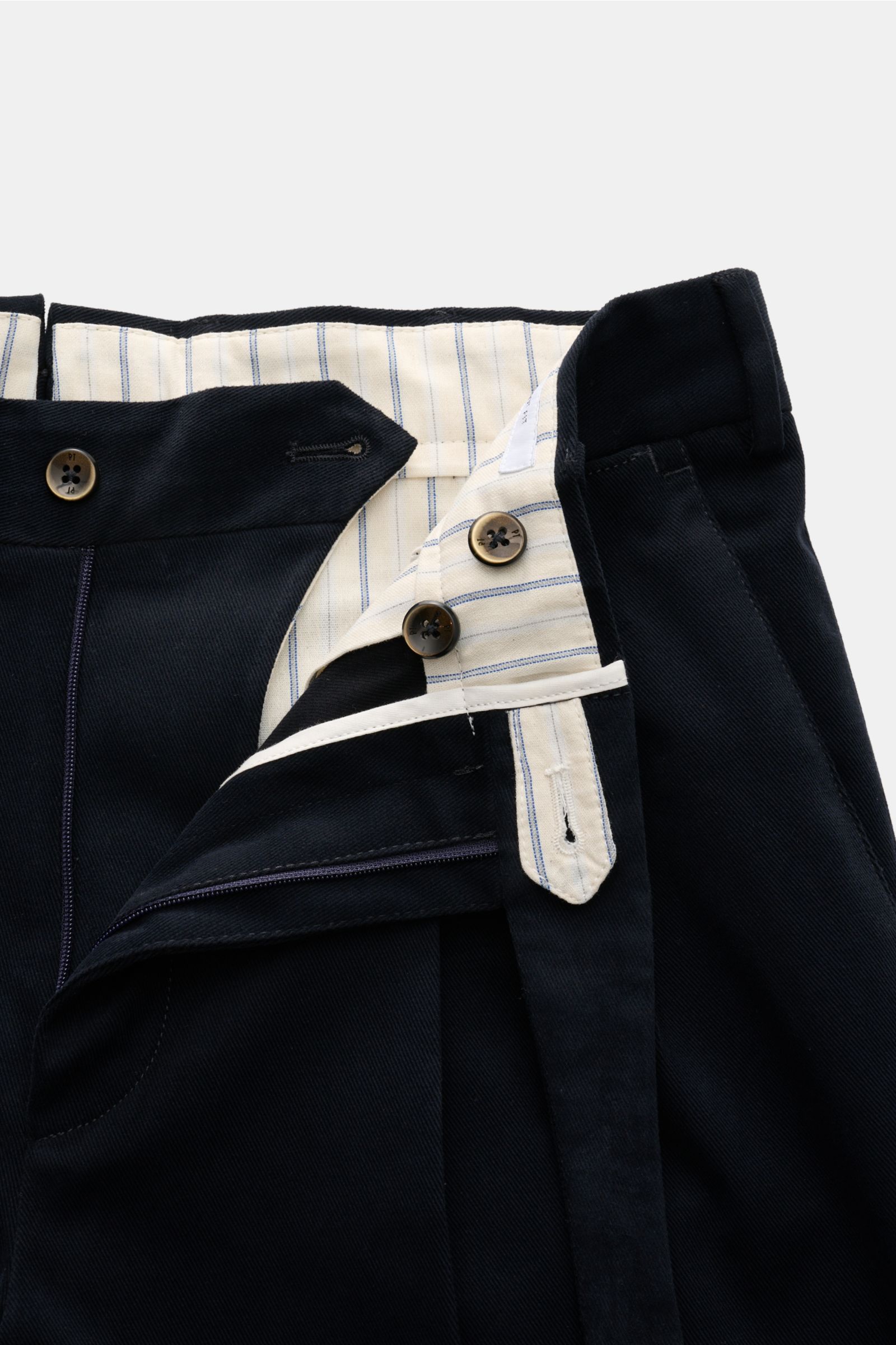 PT Torino Chino 'Carrot Fit' dark navy mit kurzem Schnitt, Bundfalten, verlängertem Knopfriegel und gestreiftem Innenbund, von oben fotografiert.