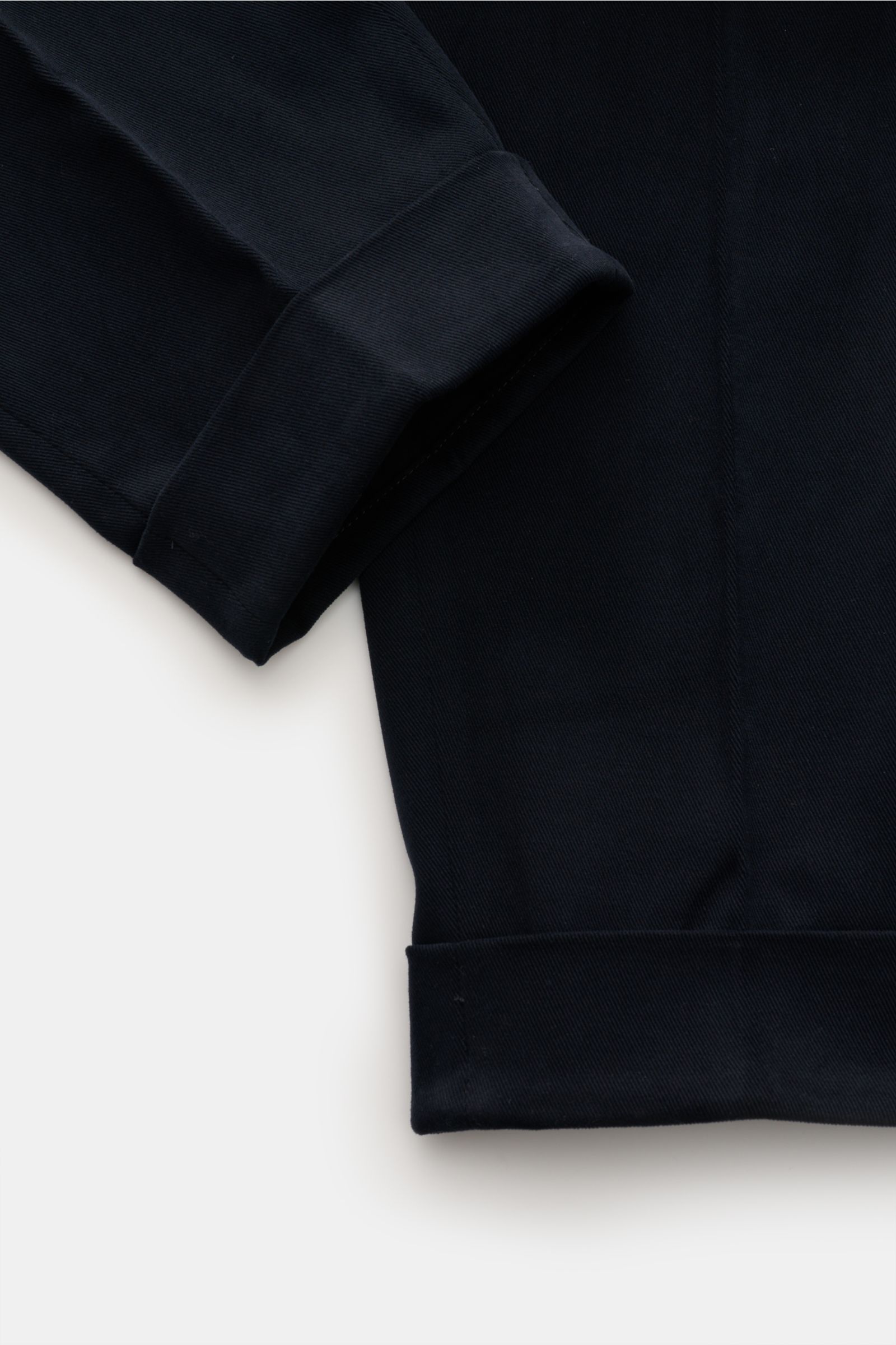 PT Torino Chino 'Carrot Fit' dark navy, Detailaufnahme von Bund und fixiertem Saumaufschlag, Baumwoll-Twill mit Bundfalten, Knopfriegel, Uhrentasche.