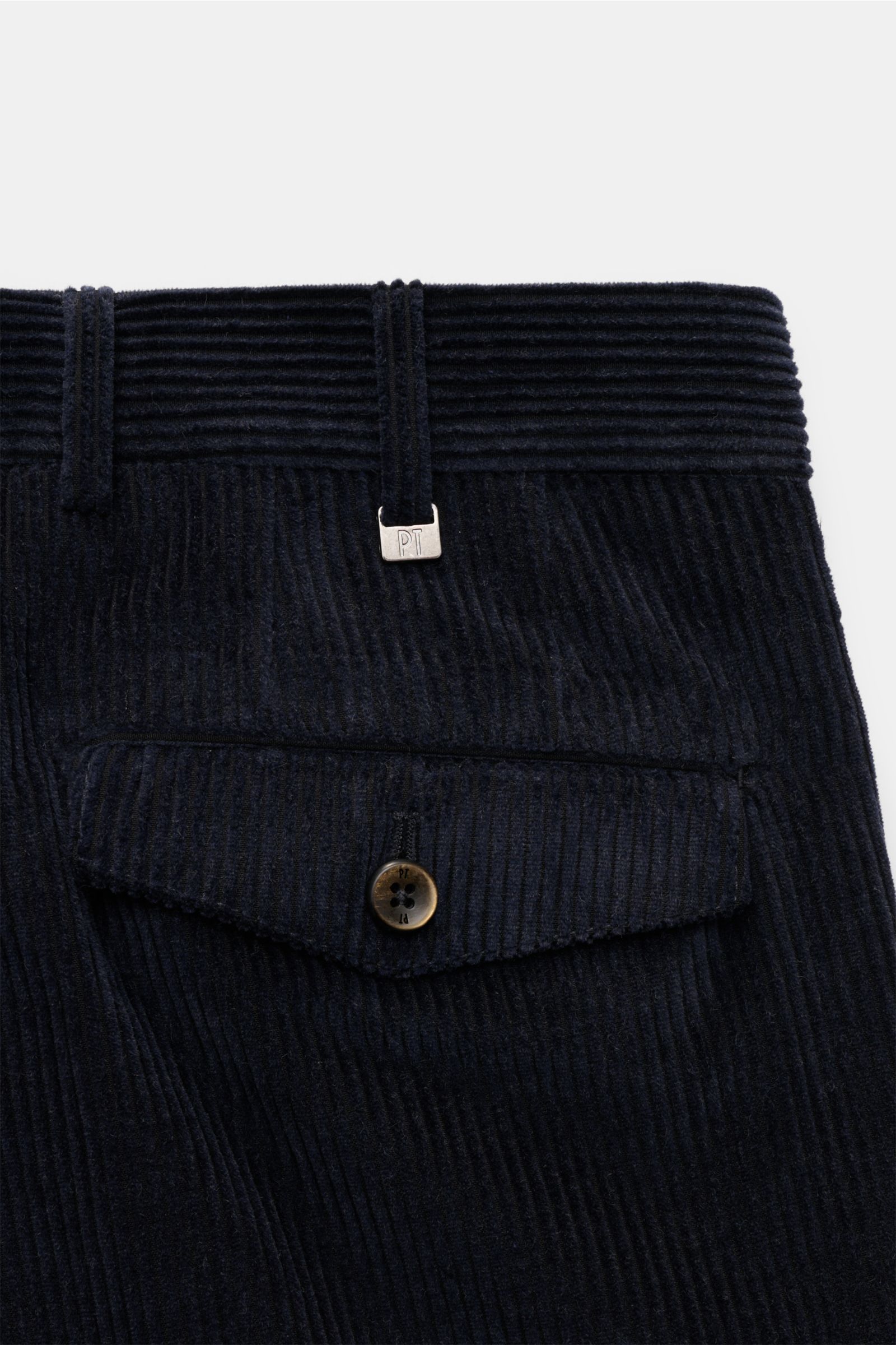 PT Torino Cordhose 'Carrot Fit' navy im Detail, Rückansicht mit Bundfalten, Knopfriegel, Uhrentasche, Patten-Gesäßtasche, feiner Baumwoll-Cord.