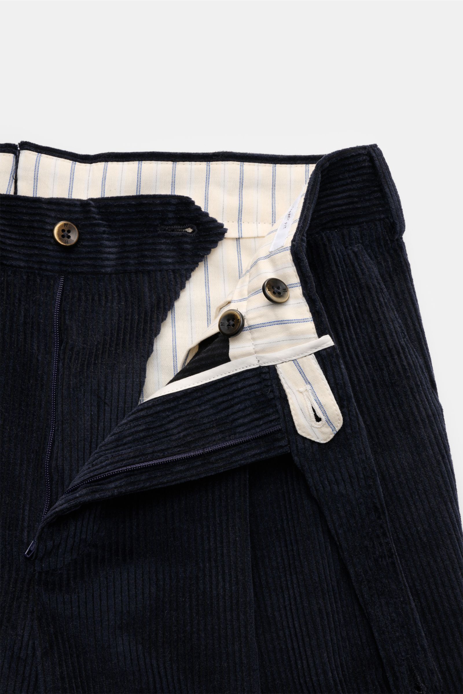 PT Torino Cordhose 'Carrot Fit' navy aus Baumwollcord mit kurzem Schnitt, Bundfalten, verlängertem Knopfriegel, Reißverschluss, Knöpfen, innen gestreift, Detailaufnahme von oben.