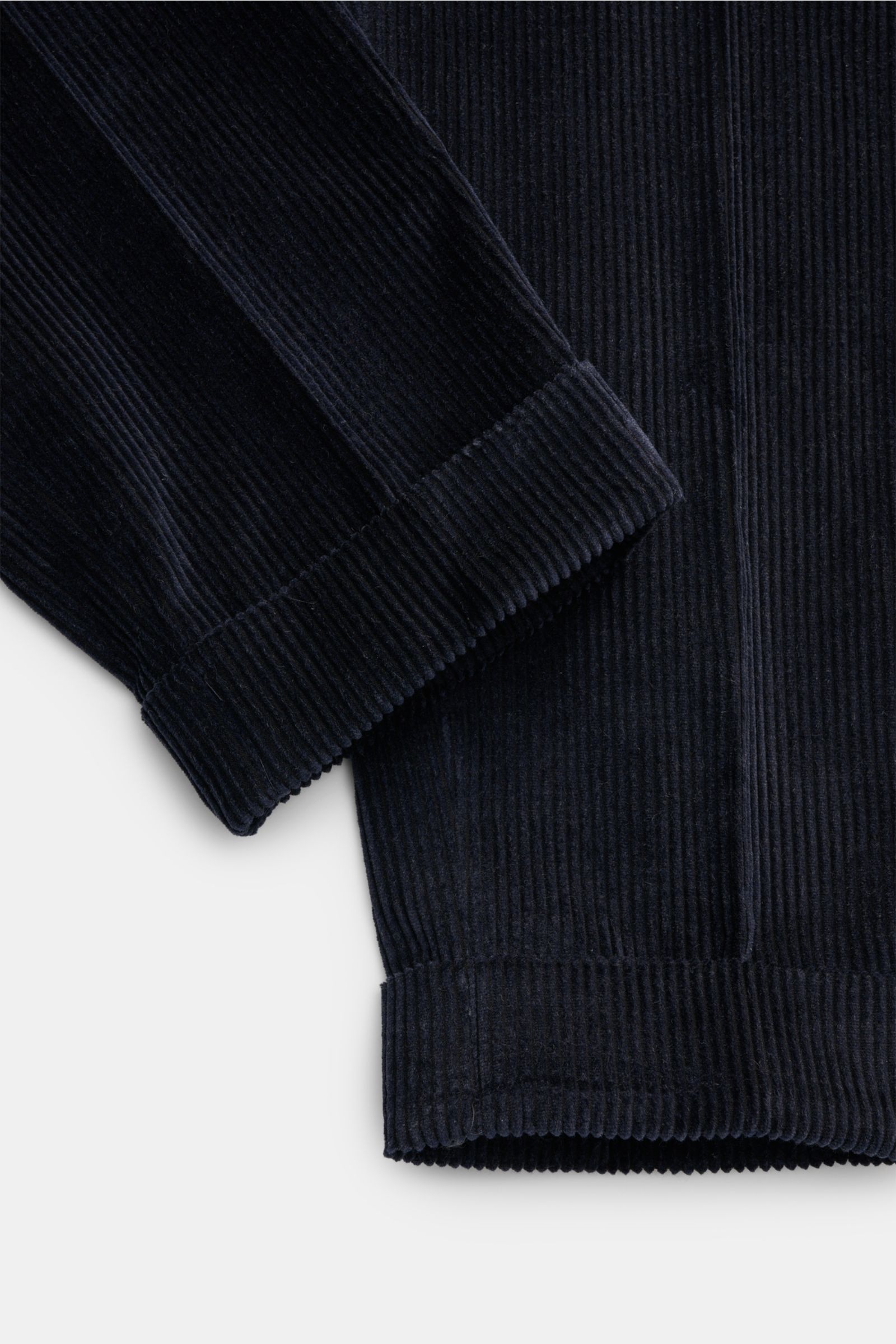 PT Torino Cordhose 'Carrot Fit' navy aus weichem Baumwoll-Cord, Detailaufnahme von Saumaufschlag und Bund mit Knopfriegel, schmal zulaufend.