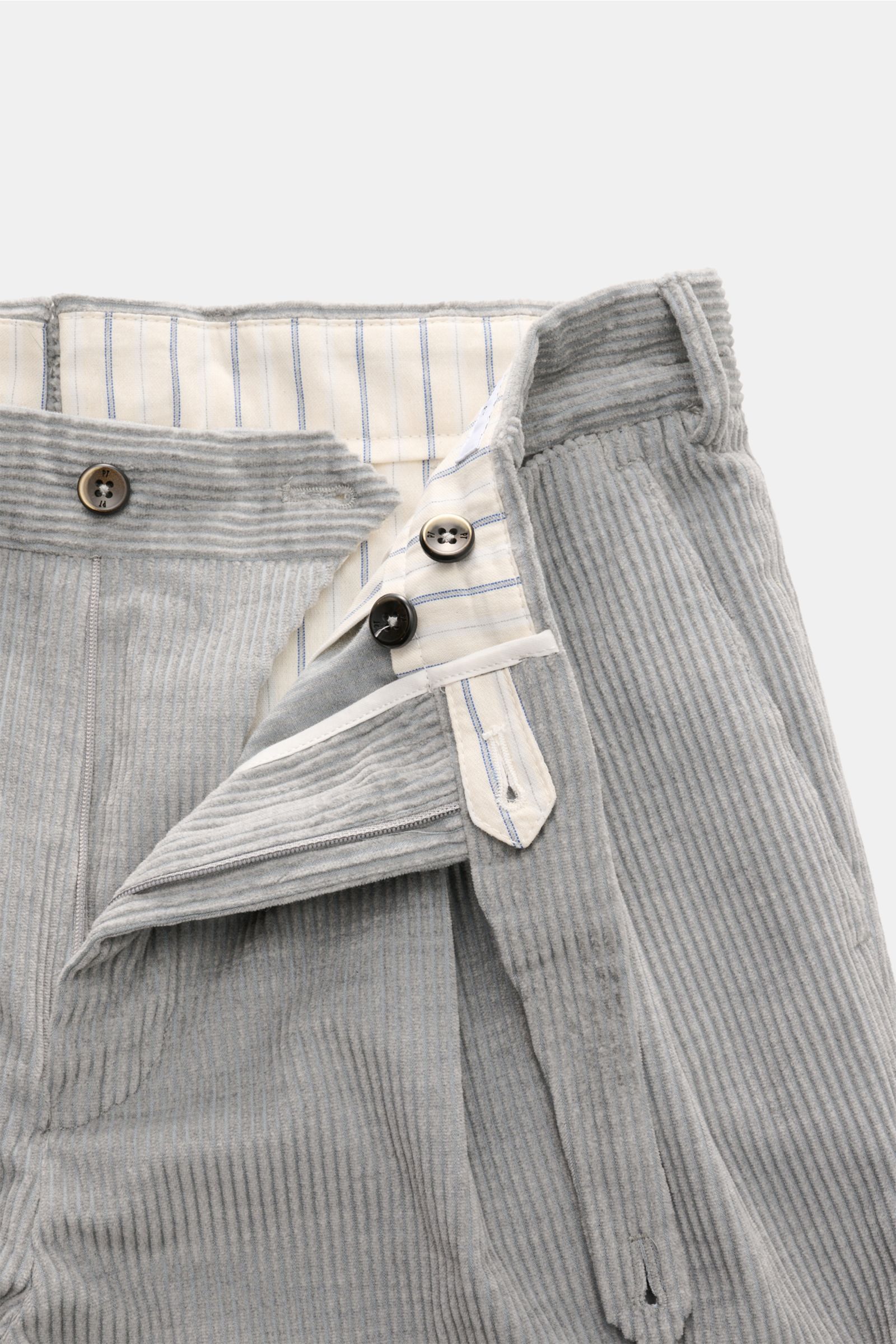 PT Torino Cordhose 'Carrot Fit' grau, Cord aus Baumwolle, kurzer Schnitt, Bundfalten, verlängerter Knopfriegel, seitliche Perspektive.