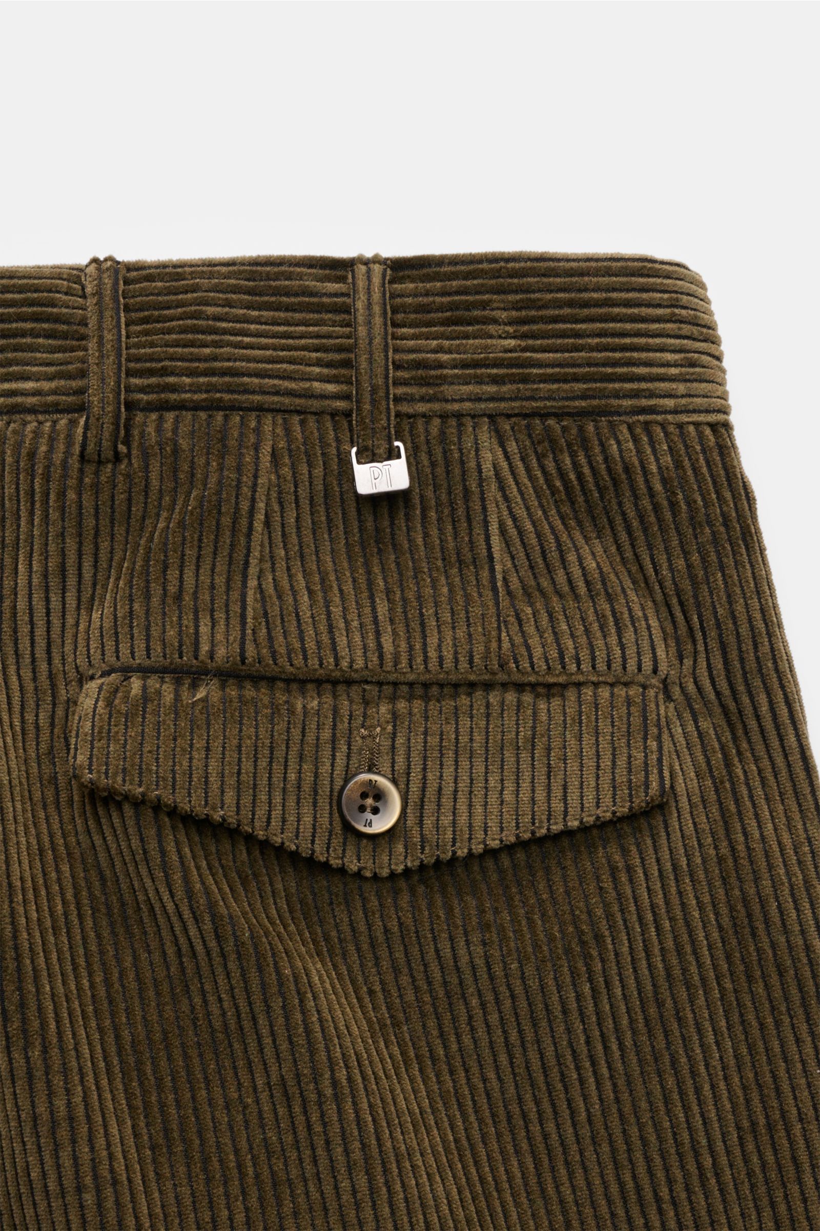PT Torino Cordhose 'Carrot Fit' dark olive aus Baumwoll-Cord, Detailansicht Gesäßtasche mit Patte, Knopf, Bundfalten und Knopfriegel.