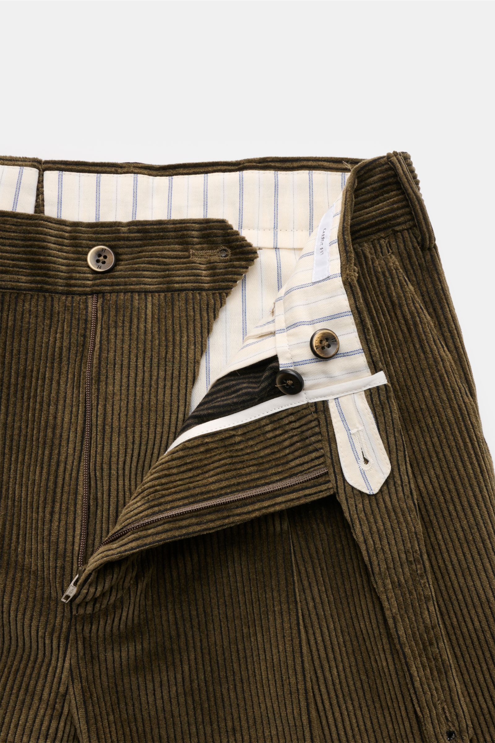 PT Torino Cordhose 'Carrot Fit' dark olive aus Baumwoll-Cord, nah fotografiert, mit kurzem Schnitt, Bundfalten, verlängertem Knopfriegel und Reißverschluss.