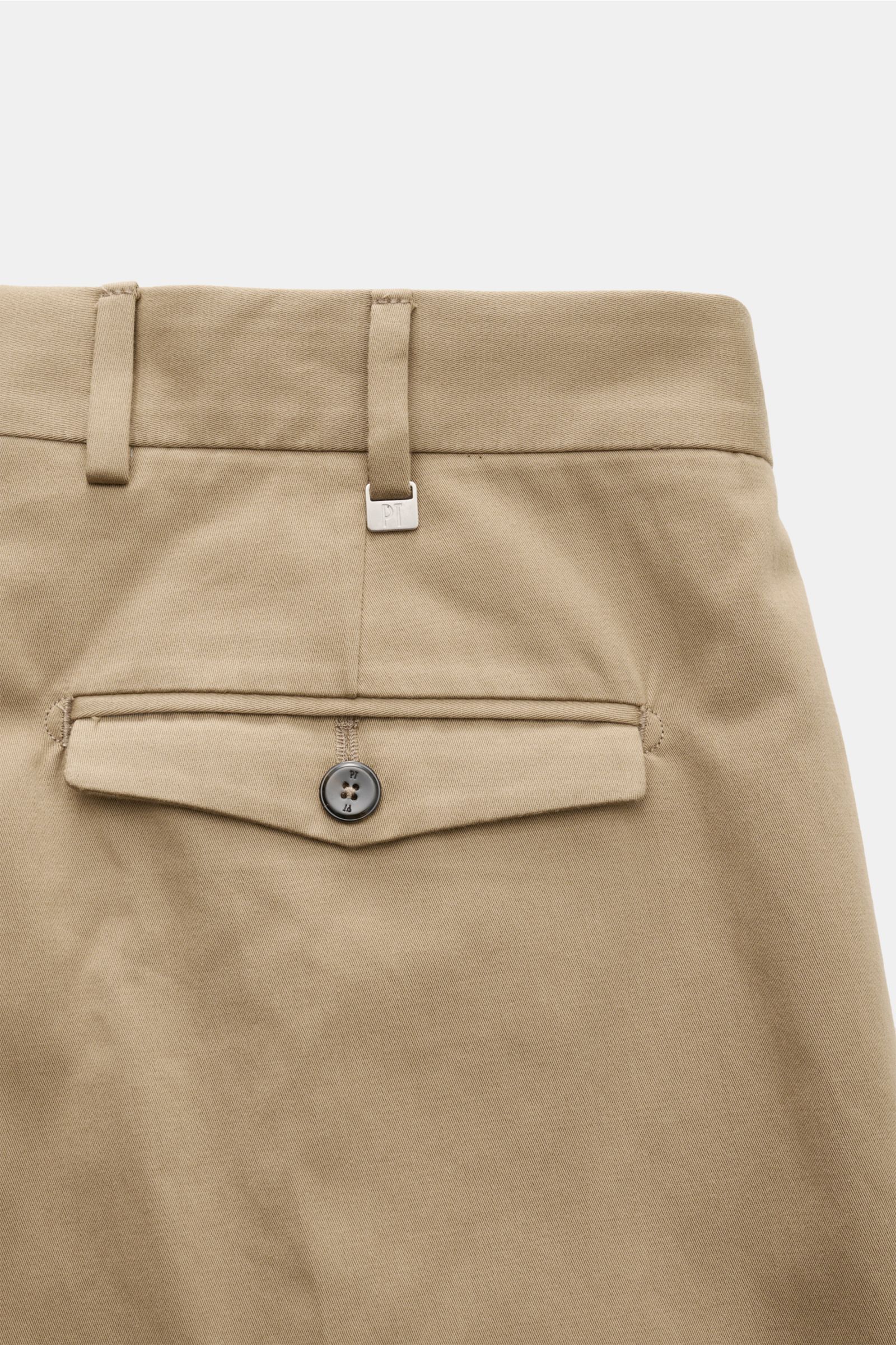 PT Torino Chino 'Rebel Fit' hellbraun Rückansicht mit geknöpfter Gesäßtasche, Twill aus reiner Baumwolle, leichter Struktur, fixiertem Saumaufschlag.
