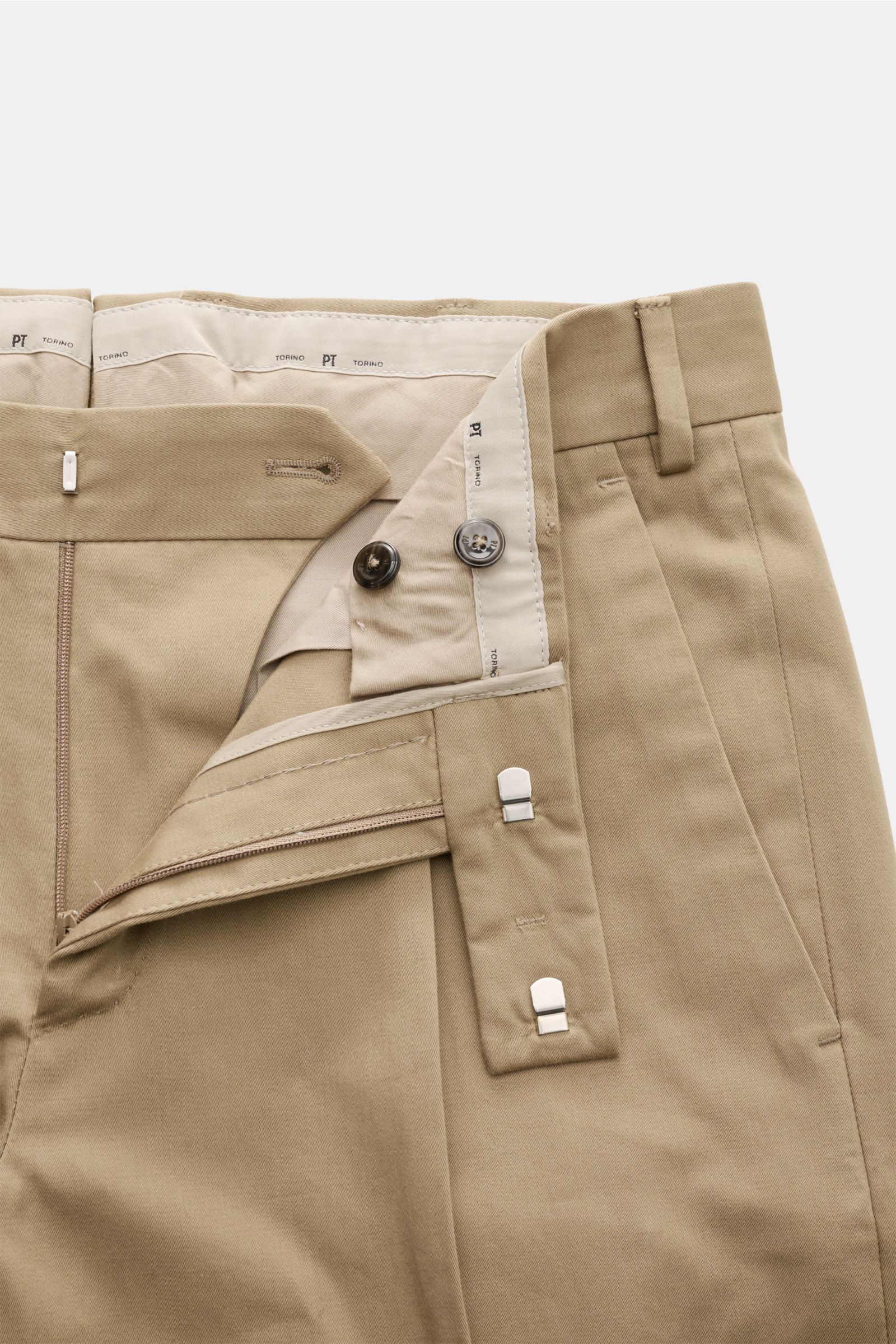 PT Torino Chino 'Rebel Fit' hellbraun in Twill aus reiner Baumwolle, knöchellang, mit Reißverschluss, Bundhaken, Uhrentasche, französischen Taschen, Gesäßtaschen mit Knopf. Ansicht von vorne geöffnet.
