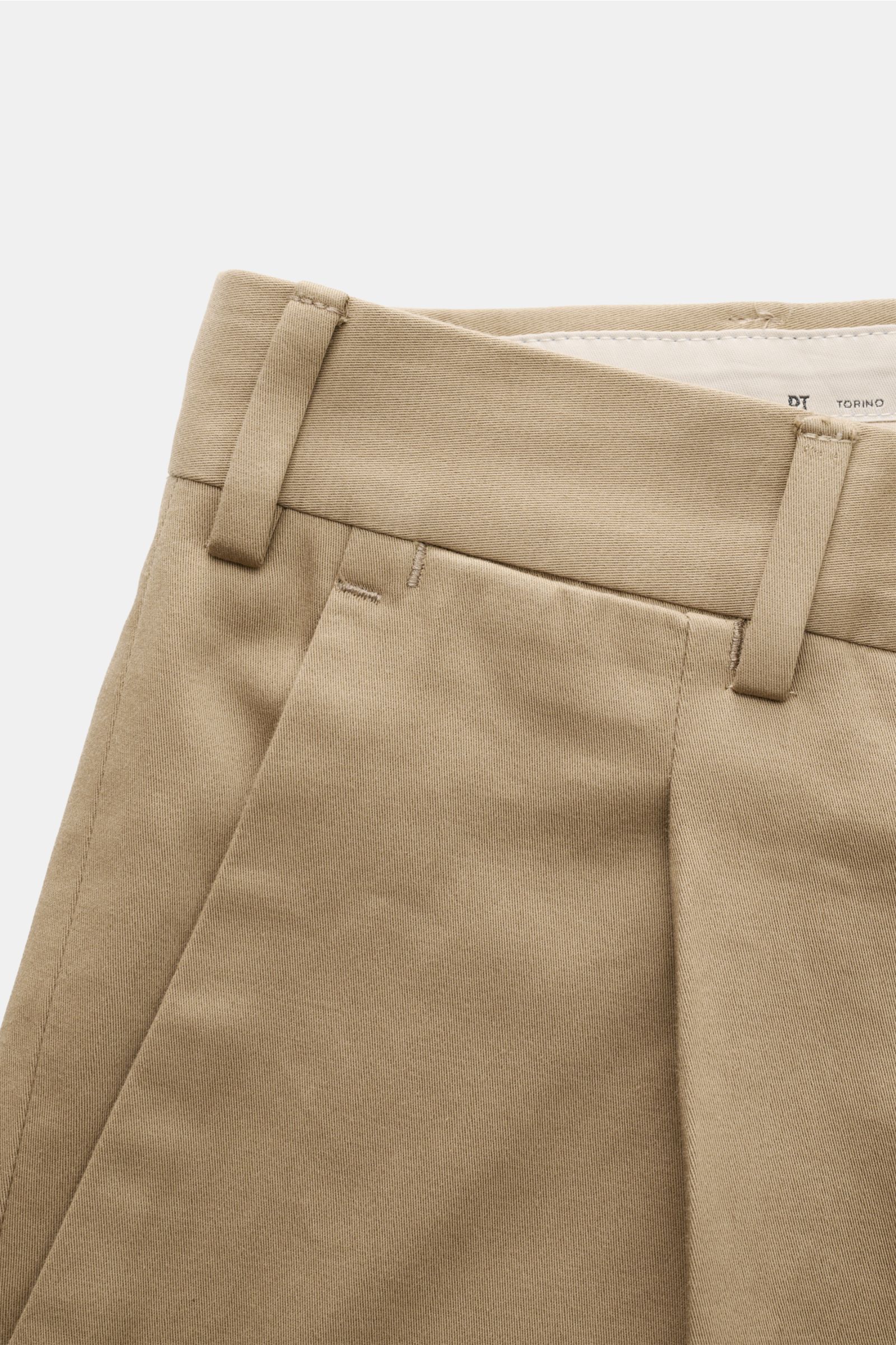 PT Torino Chino 'Rebel Fit' hellbraun, Twill aus reiner Baumwolle, leicht strukturierter Griff, reguläre Oberschenkelweite, knöchellang, Reißverschluss, Bundhaken, einfache Bundfalte, kleine Uhrentasche, französische Taschen, Gesäßtaschen mit geknöpfter P