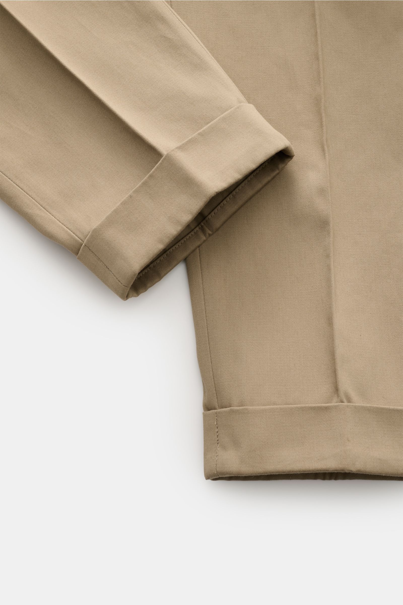 PT Torino Chino 'Rebel Fit' hellbraun, Detailaufnahme von Saum und Beinabschluss, Twill aus reiner Baumwolle, leicht strukturierter Griff, knöchellang, fixierter Saumaufschlag.