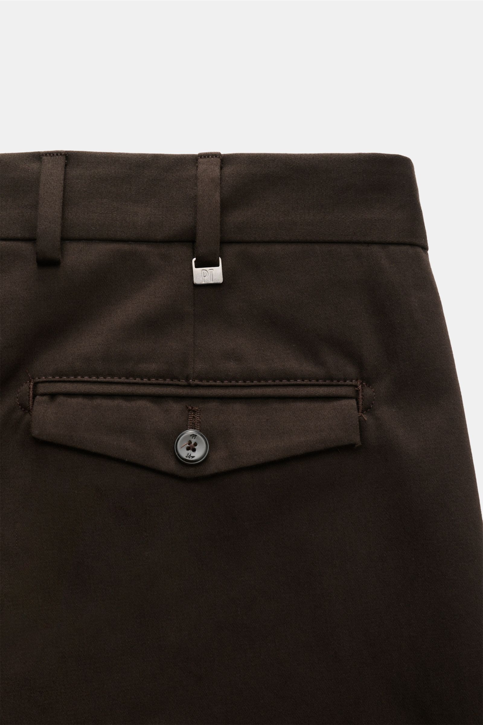 PT Torino Chino 'Rebel Fit' dunkelbraun, Detailaufnahme von hinten mit Reißverschluss, Bundhaken, geknöpfter Gesäßtasche, Twill aus reiner Baumwolle, leicht strukturierter Griff, reguläre Oberschenkelweite, knöchellang, einfache Bundfalte, kleine Uhrentas