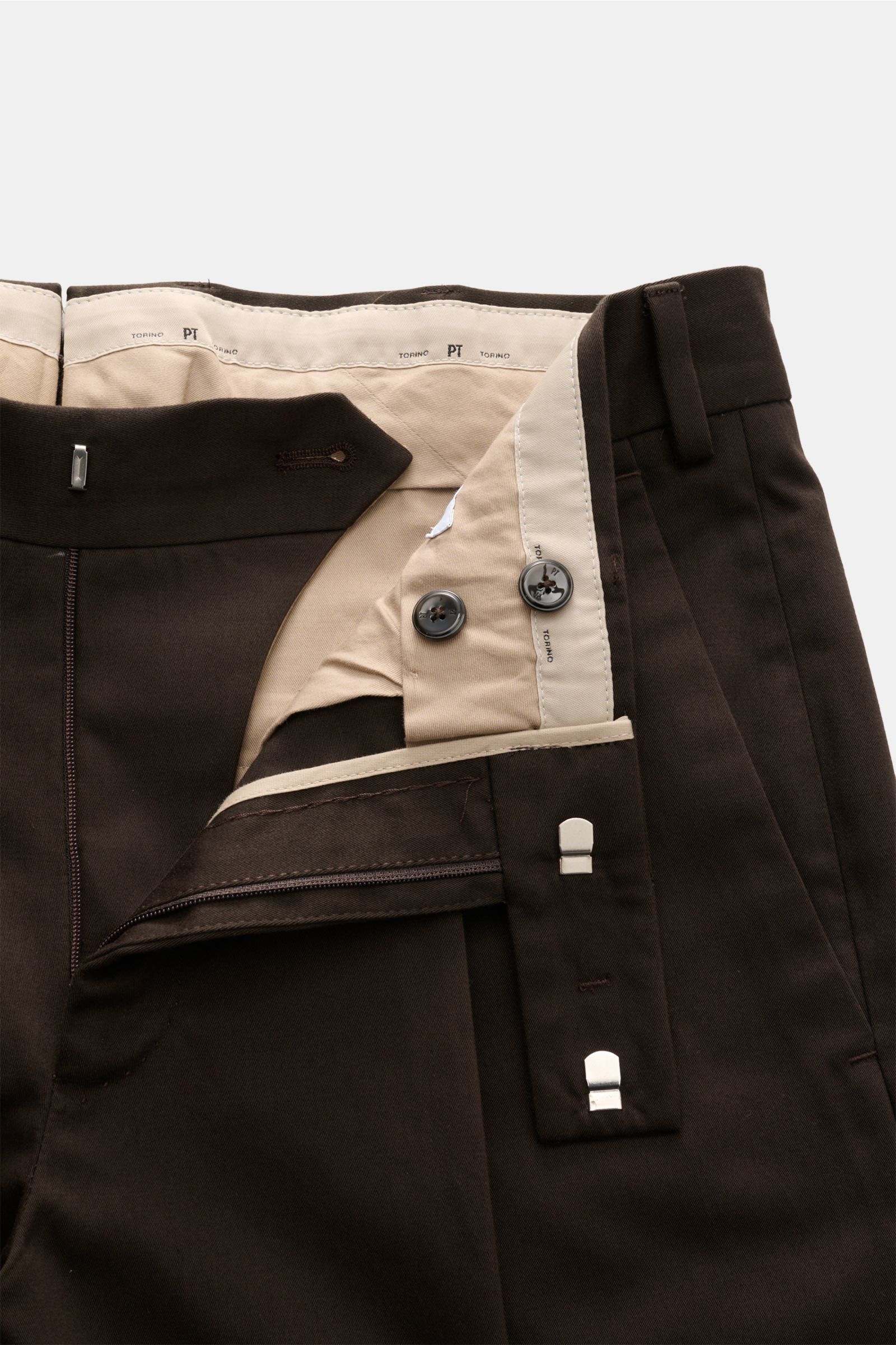 PT Torino Chino 'Rebel Fit' dunkelbraun aus Twill Baumwolle, Frontansicht offen mit Reißverschluss, Bundhaken, einfacher Bundfalte, Uhrentasche, französischen Taschen, Gesäßtaschen mit geknöpfter Patte, fixiertem Saumaufschlag, knöchellang, regulärer Ober