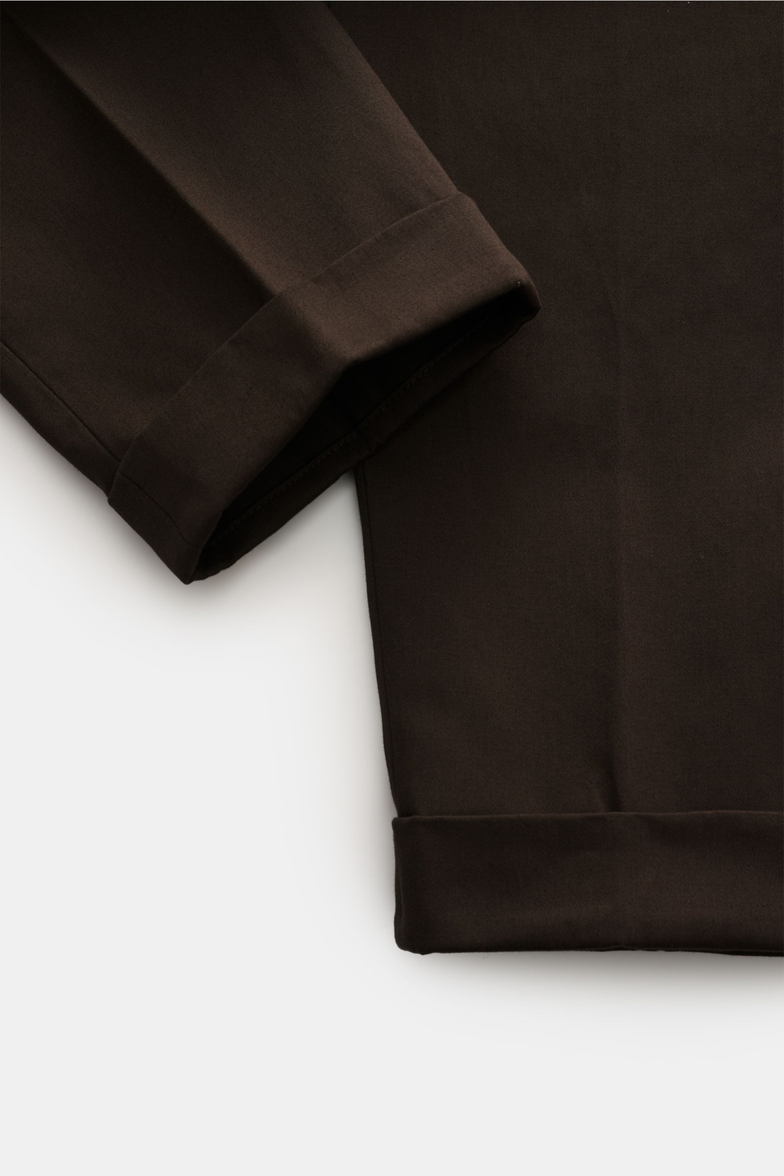 PT Torino Chino 'Rebel Fit' dunkelbraun, Detailaufnahme fixierter Saumaufschlag, Twill Baumwolle, knöchellang, reguläre Oberschenkelweite.