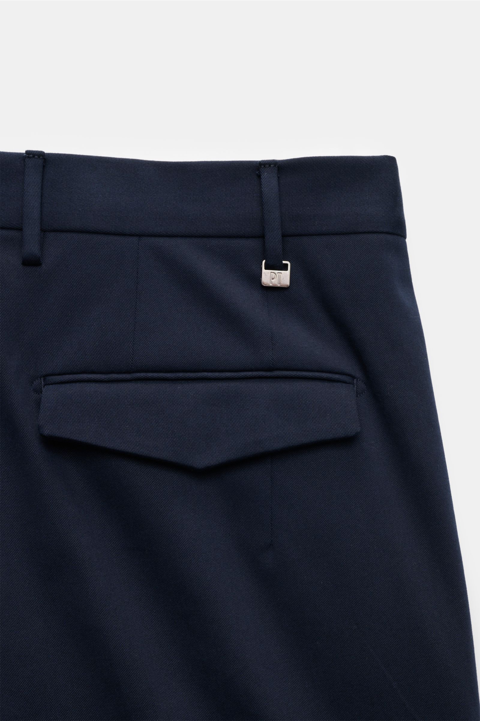 PT Torino Baumwollhose 'Master Fit' navy in Nahaufnahme von hinten, weiche Gabardine, Slim Fit, Saumaufschlag, geknöpfte Patte, französische Taschen.