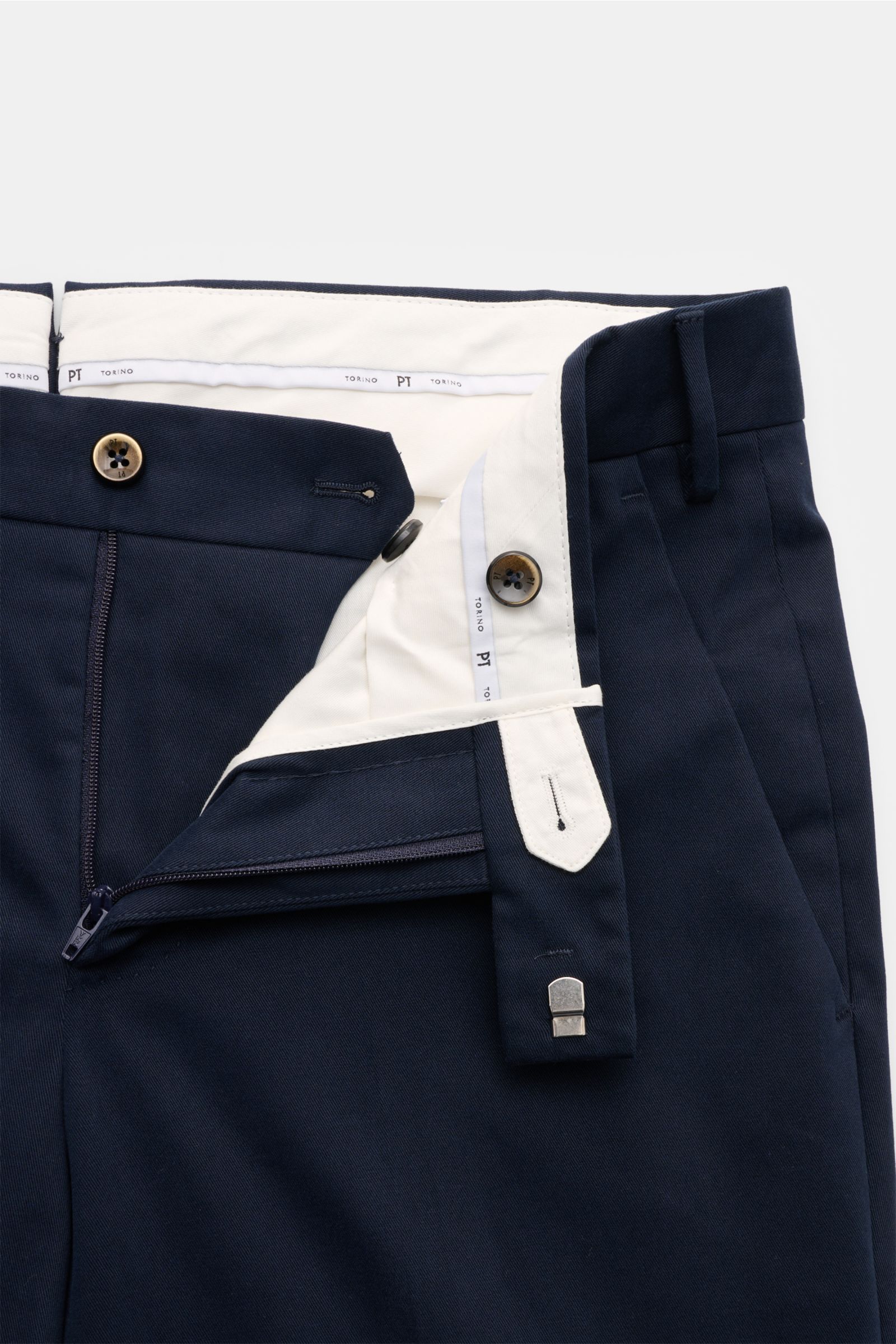 PT Torino Baumwollhose 'Master Fit' navy, aus gebürsteter Baumwoll-Gabardine mit leichtem Stretch, Slim Fit, geöffneter Bund, französische Taschen, fixierter Saumaufschlag, Detailansicht von oben.