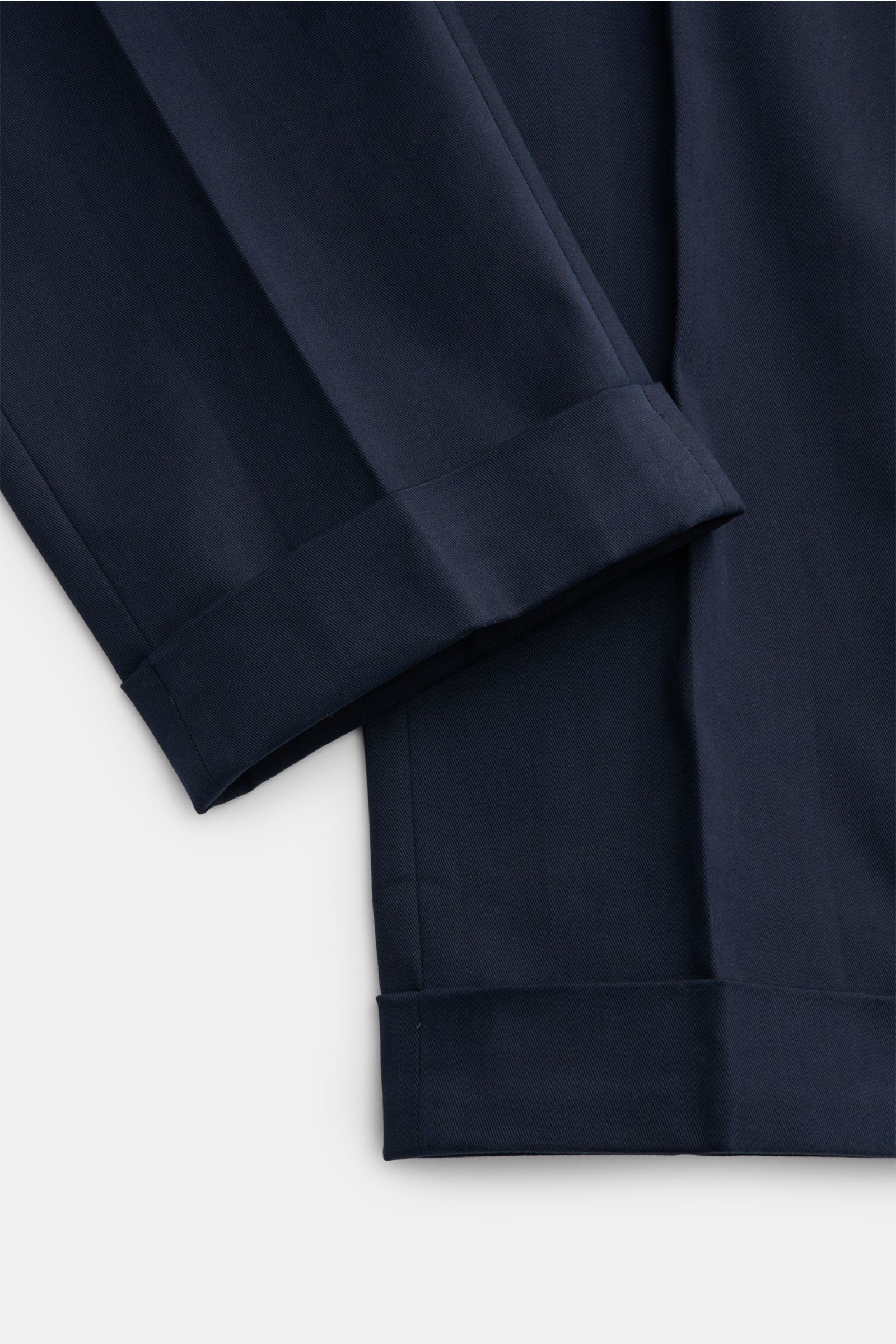PT Torino Baumwollhose 'Master Fit' navy, Detailaufnahme der fixierten Saumaufschläge, weicher Griff, gebürstete Baumwolle mit leichtem Stretch, Slim Fit, sehr schmal zulaufend.