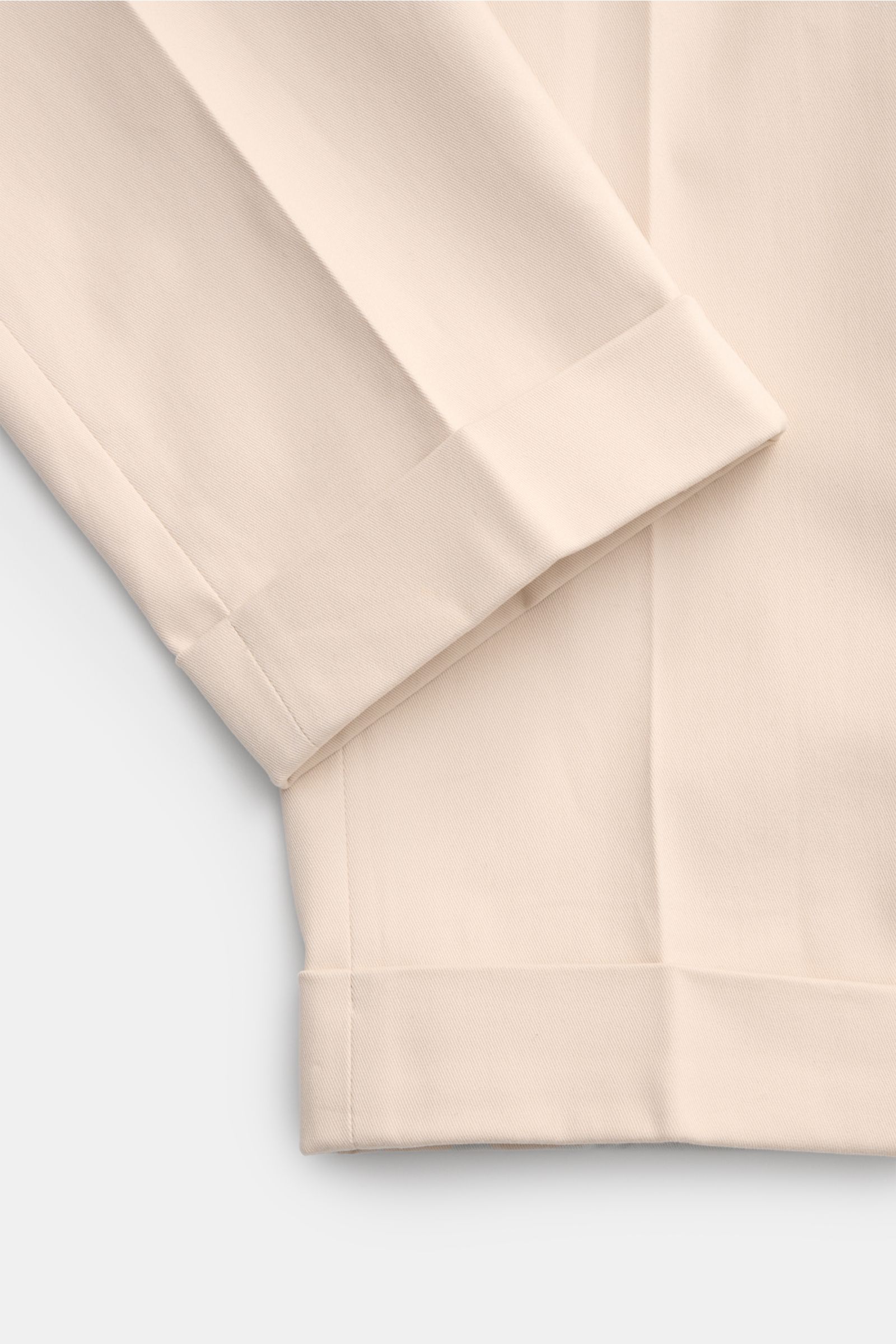 Close-up image of the fixed hem turn-up and fabric texture of PT Torino Cotton trousers 'Master Fit' sand, photographed from a top-down perspective. A stylish all-rounder: The trousers 'Master Fit' by PT TORINO made of brushed cotton with slight stretch c