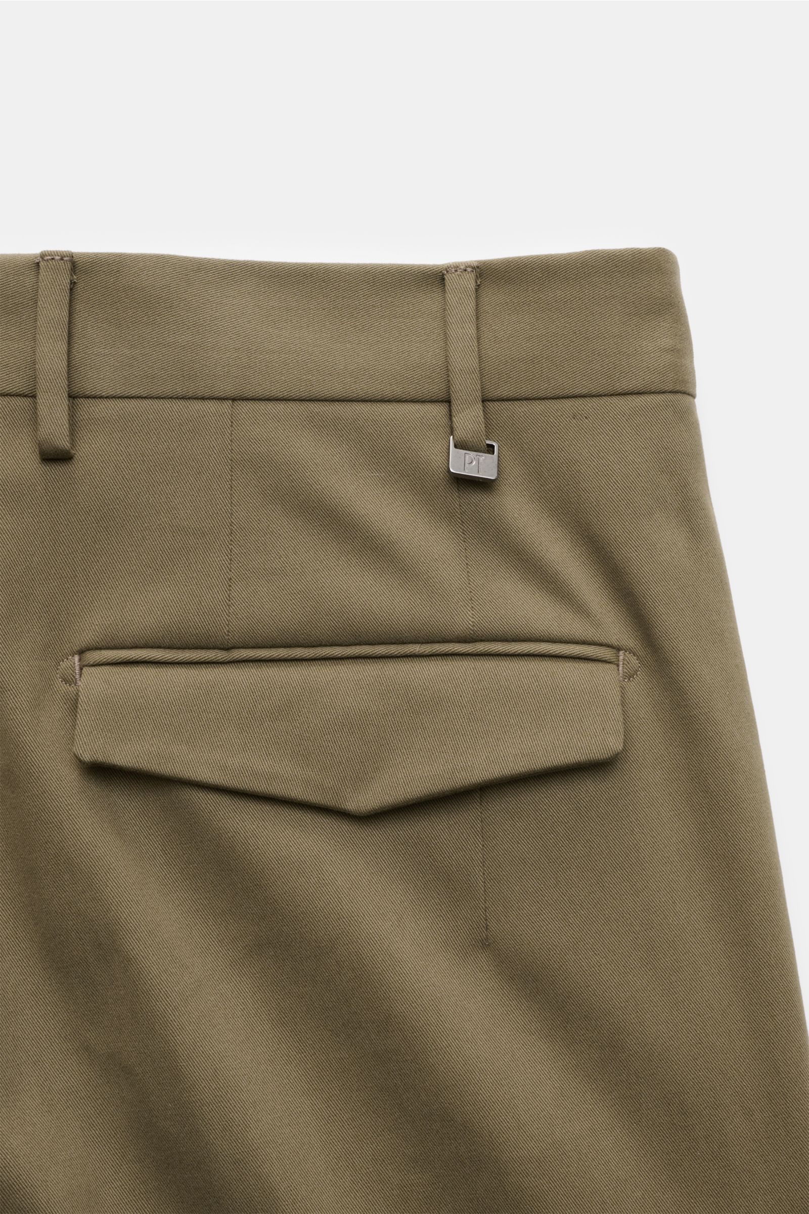 PT Torino Baumwollhose 'Master Fit' oliv, Rückansicht mit Gesäßtasche, verdeckter Patte, feiner Baumwoll-Gabardine, Slim Fit, Saumaufschlag.