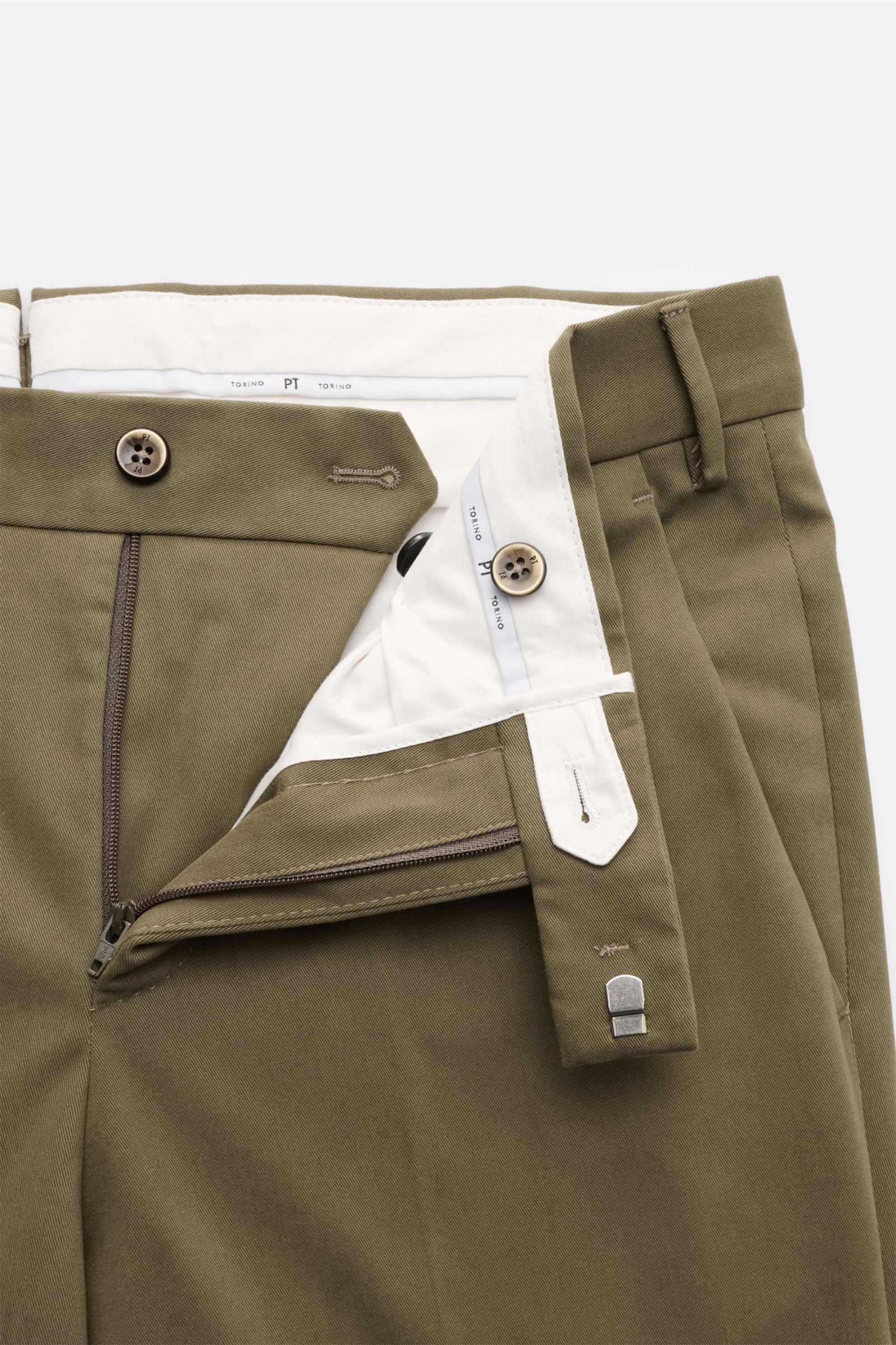 PT Torino Baumwollhose 'Master Fit' oliv mit Reißverschluss, Bundhaken, französischen Taschen, fixiertem Saumaufschlag, Slim Fit, aus gebürsteter Baumwolle.