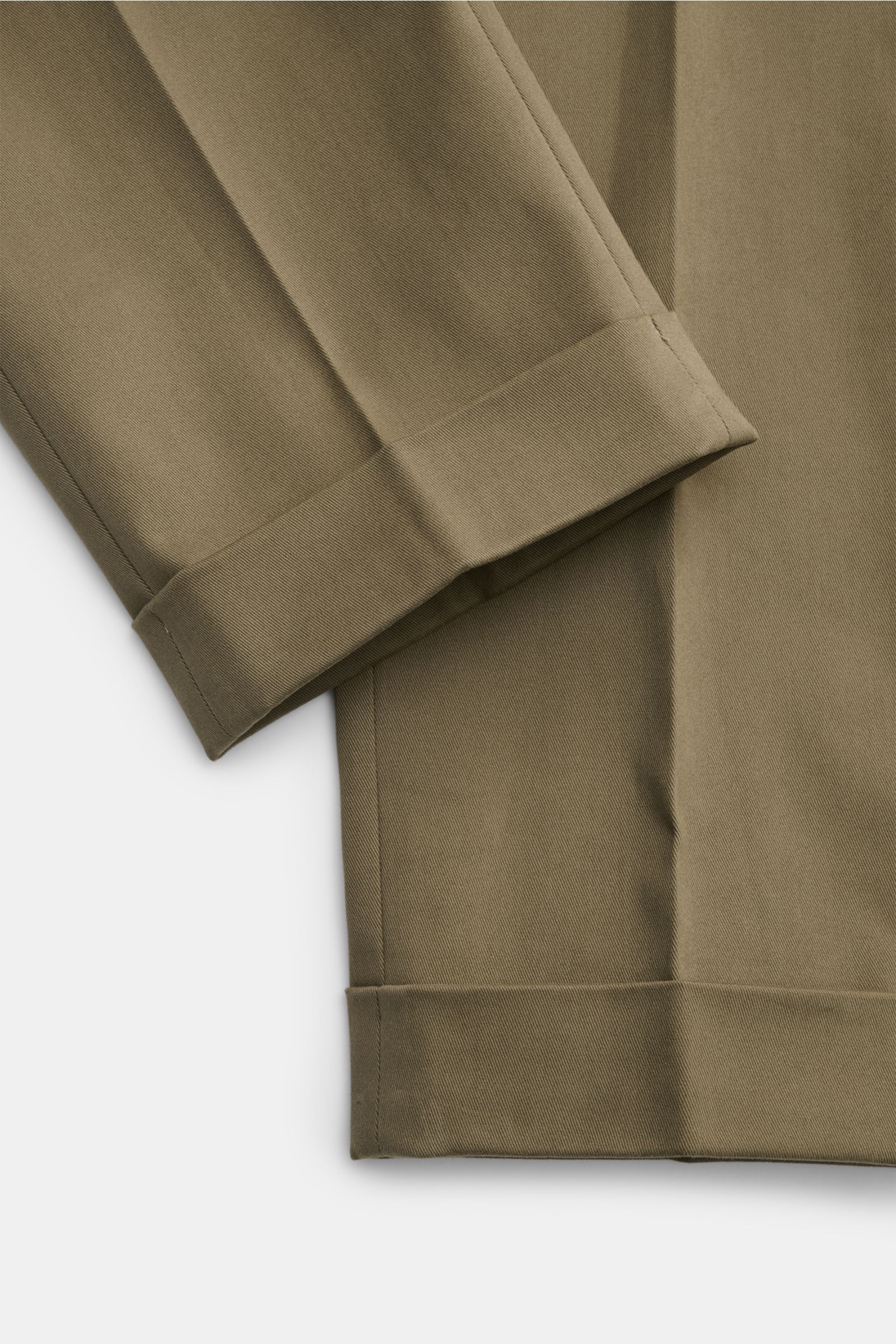 Nahaufnahme der PT Torino Baumwollhose 'Master Fit' oliv mit fixiertem Saumaufschlag, aus gebürsteter Baumwoll-Gabardine, Slim Fit und leichtem Stretch.