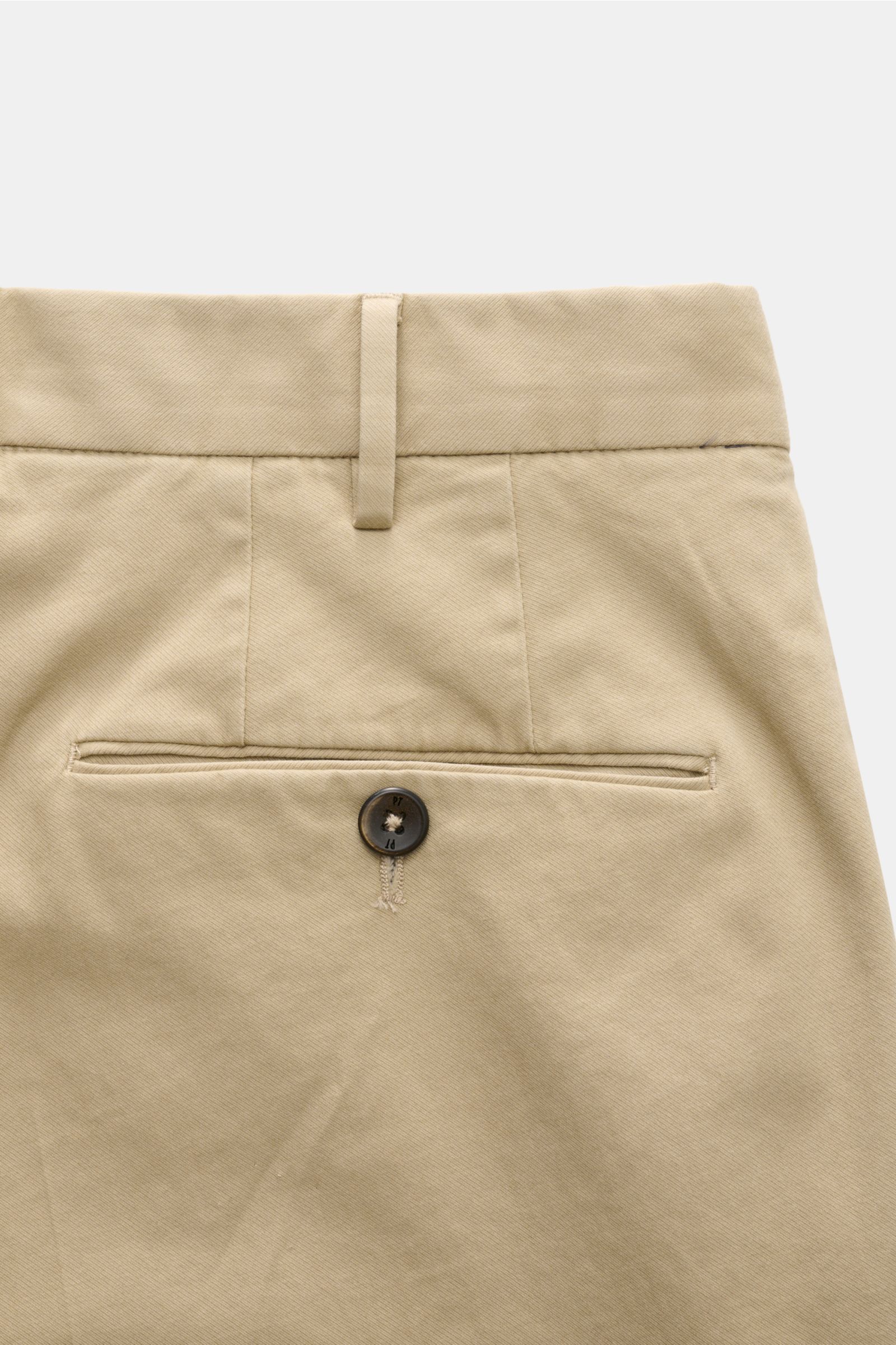 PT Torino Chino 'Slim Fit' beige aus Baumwolltwill mit leichtem Stretch, schmal zulaufend, Rückansicht mit Knopf-Gesäßtasche.