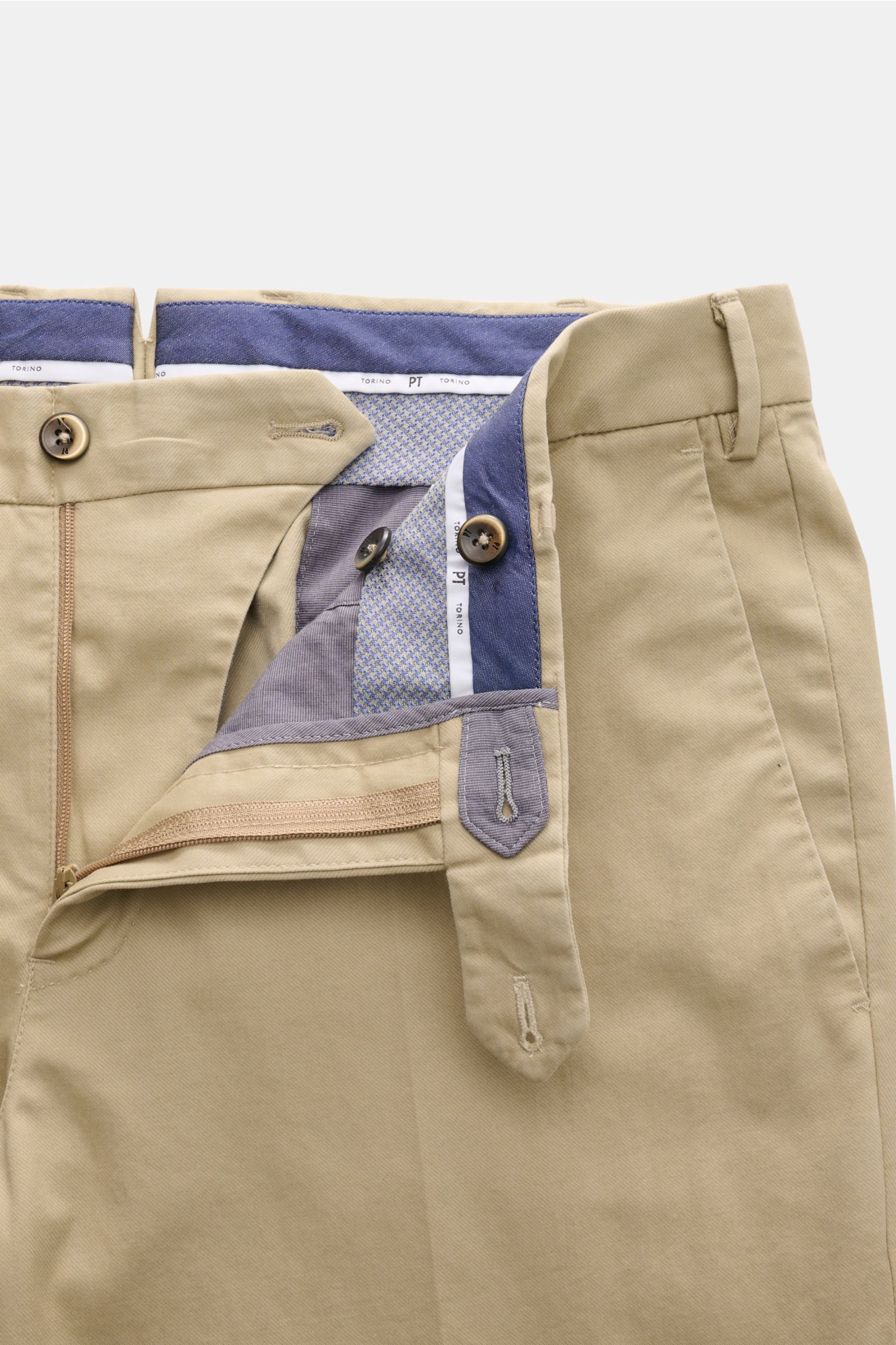 PT Torino Chino 'Slim Fit' beige aus Baumwolltwill mit leichtem Stretch, geöffnete Hose von vorne, Knöpfe, Reißverschluss sichtbar.