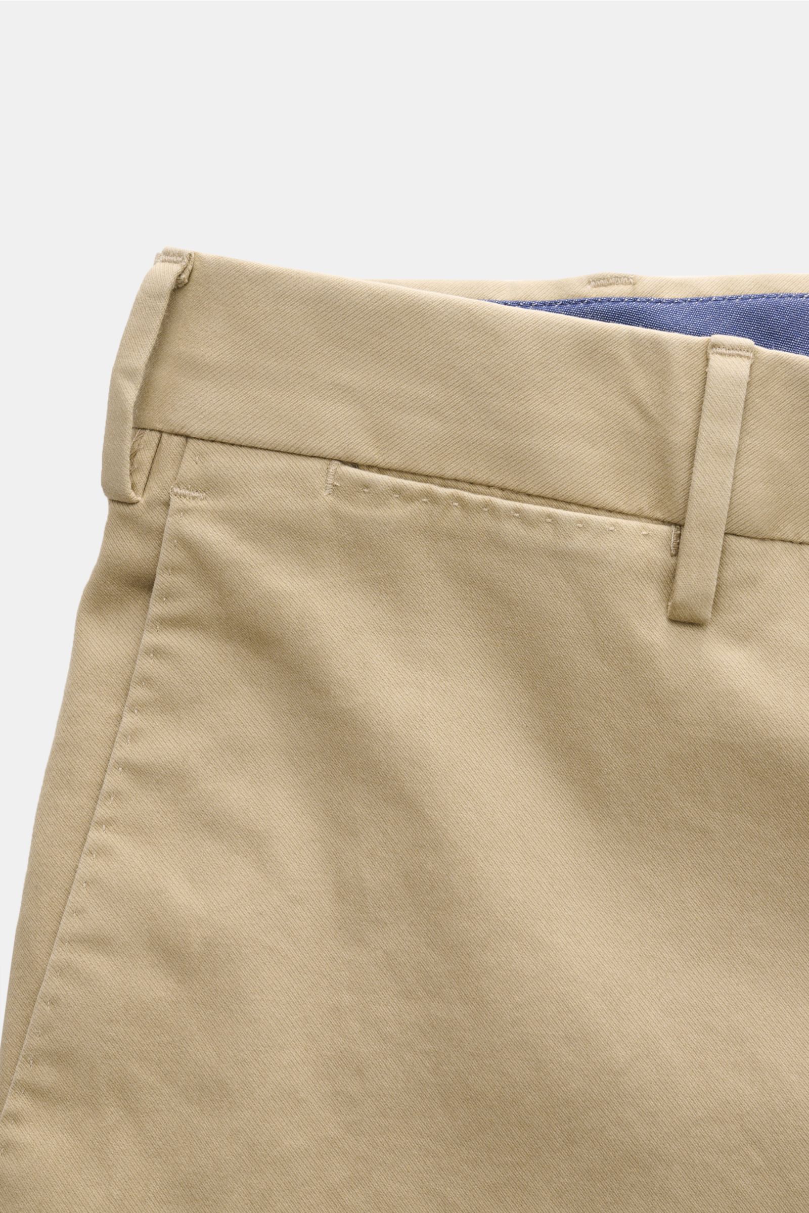 Nahaufnahme der PT Torino Chino 'Slim Fit' beige aus klassischem Baumwolltwill mit leichtem Stretch, schmal zulaufend, französische Taschen, Reißverschluss.