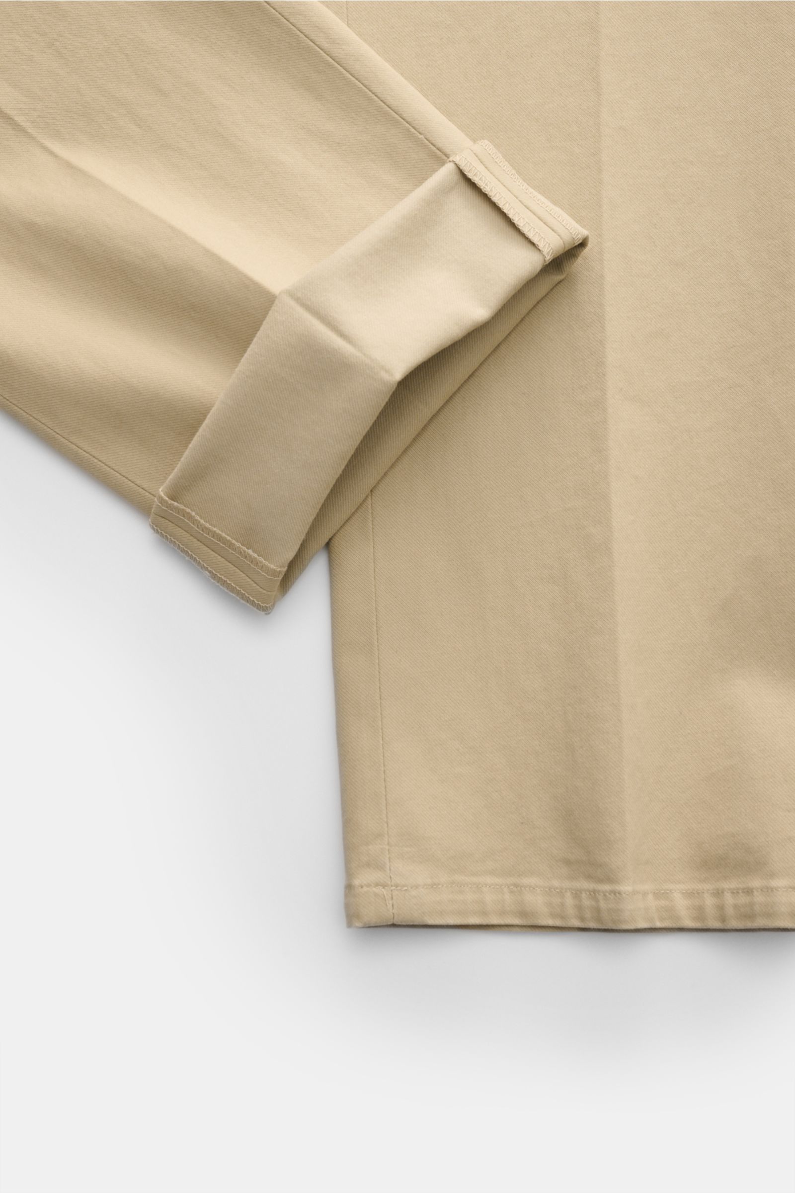 PT Torino Chino 'Slim Fit' beige, Detailaufnahme von umgeschlagenem Hosenbein aus weichem, stretch Baumwolltwill, schmal zulaufend, twillstruktur sichtbar.