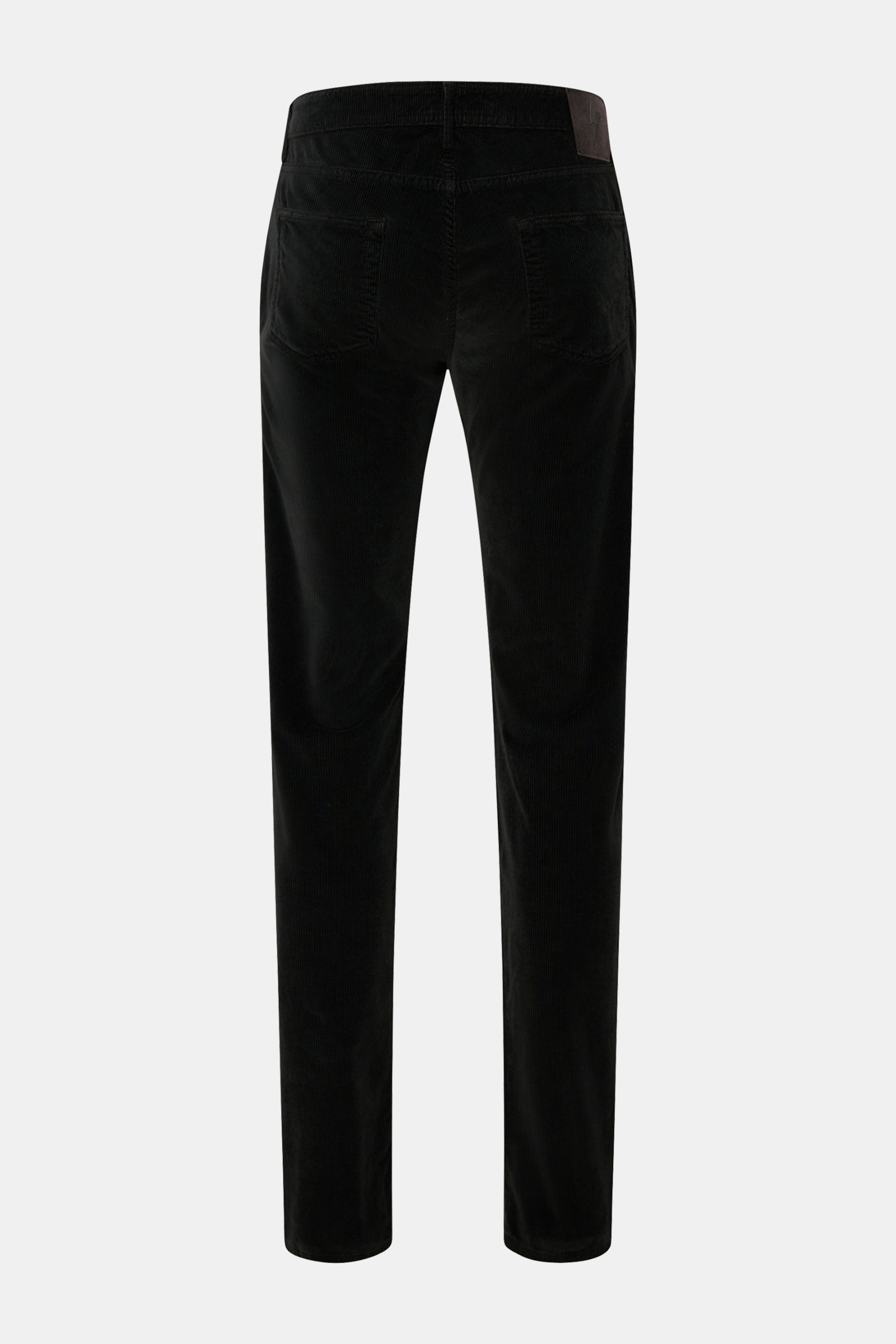 HandPicked Cordhose 'Parma' schwarz aus Baumwoll-Modal-Cord, slim Fit, schmal zulaufend, Rückansicht mit französischen Taschen und Leather Patch.