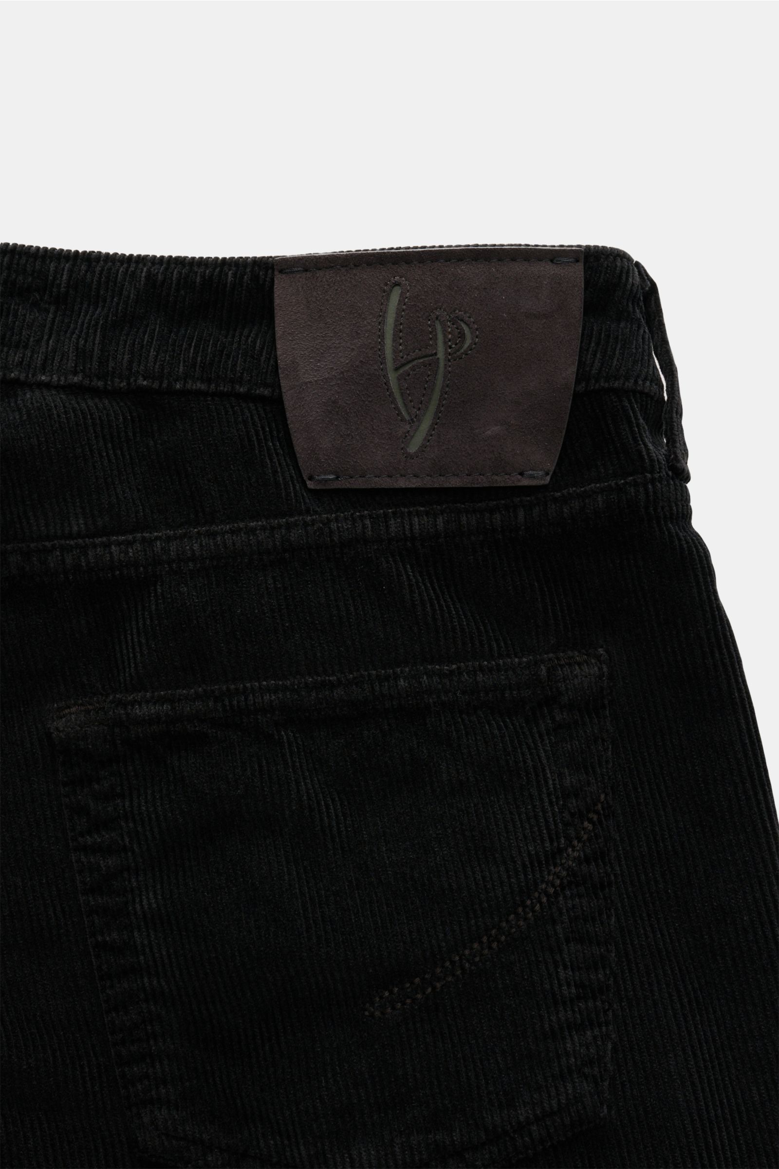 HandPicked Cordhose 'Parma' schwarz, Detailansicht von hinten auf Gesäßtasche mit Stitching, Leather Patch, Cord aus Baumwolle-Modal.
