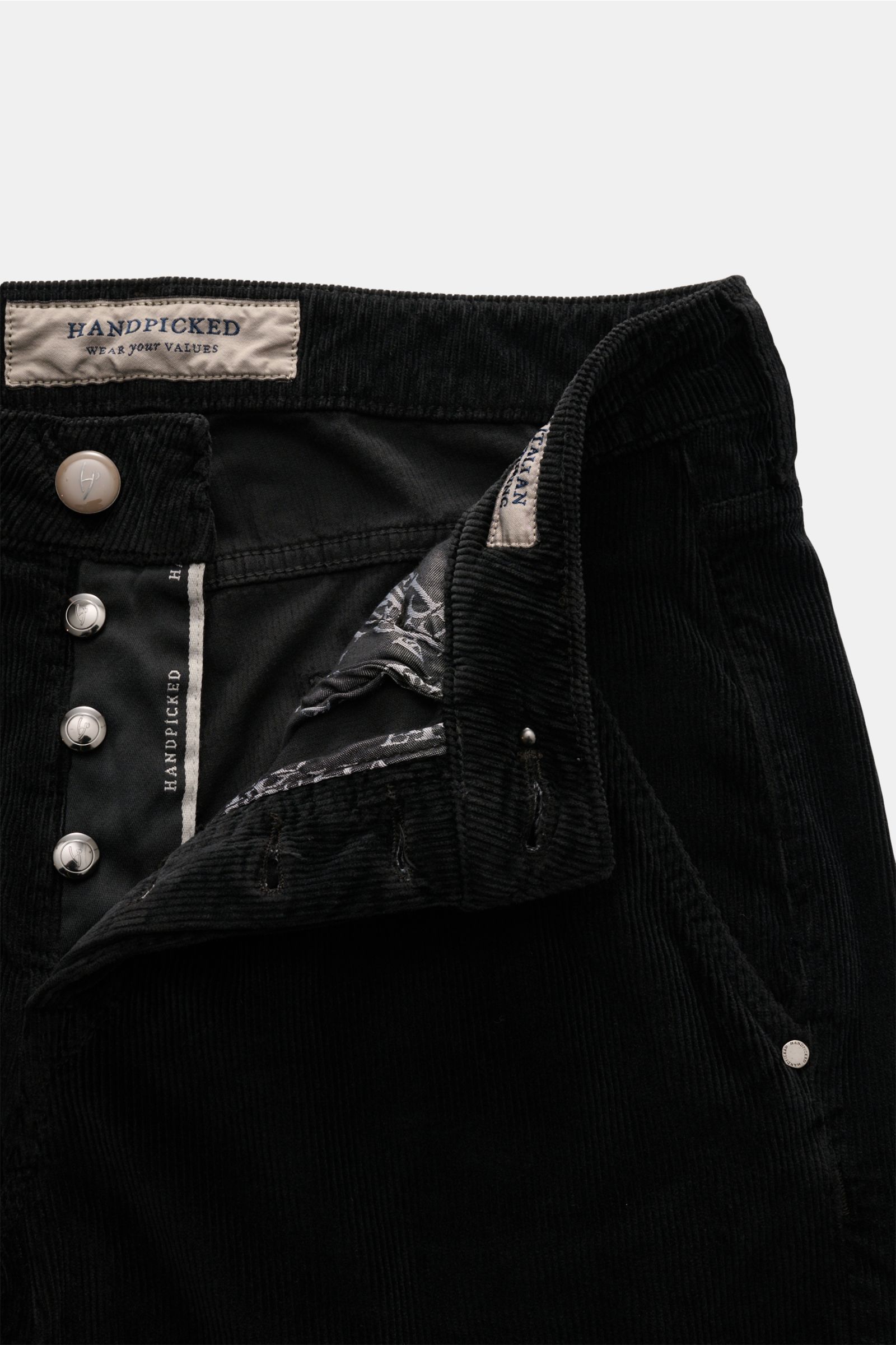 HandPicked Cordhose 'Parma' schwarz im Nahaufnahme von oben, Cord aus Baumwolle und Modal, Slim Fit, Button Fly, französische Taschen.