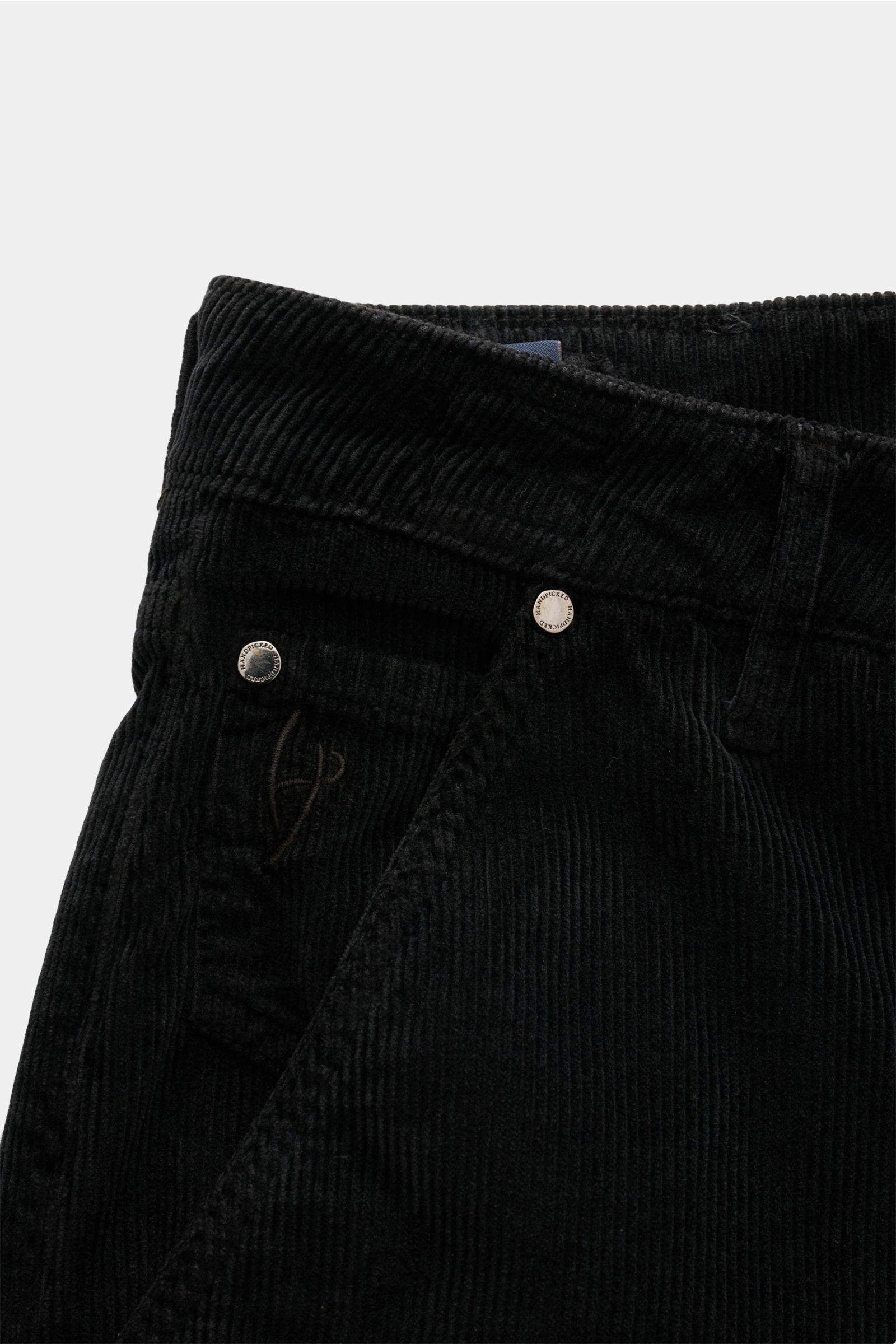 HandPicked Cordhose 'Parma' schwarz, Slim Fit Cordhose mit Button Fly, französischen Taschen, Münztasche, weichem Griff aus Baumwolle-Modal, Detailansicht.
