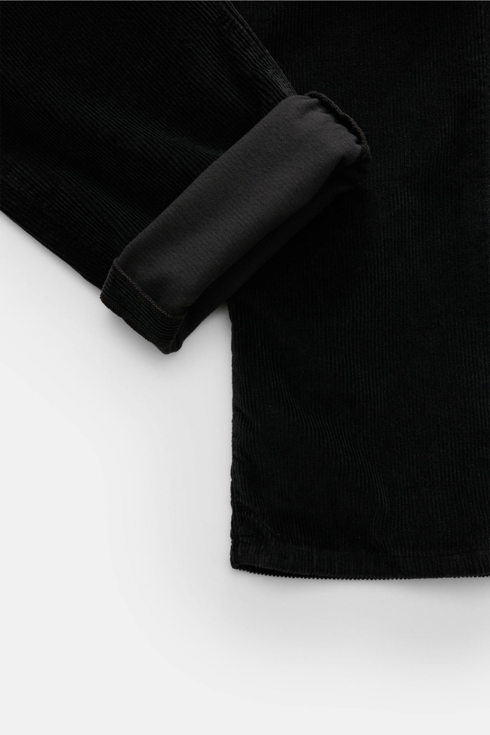 HandPicked Cordhose 'Parma' schwarz, Detailaufnahme von unten, feiner Baumwoll-Modal-Cord, Slim Fit, schmal zulaufend, weicher Griff, Button Fly.