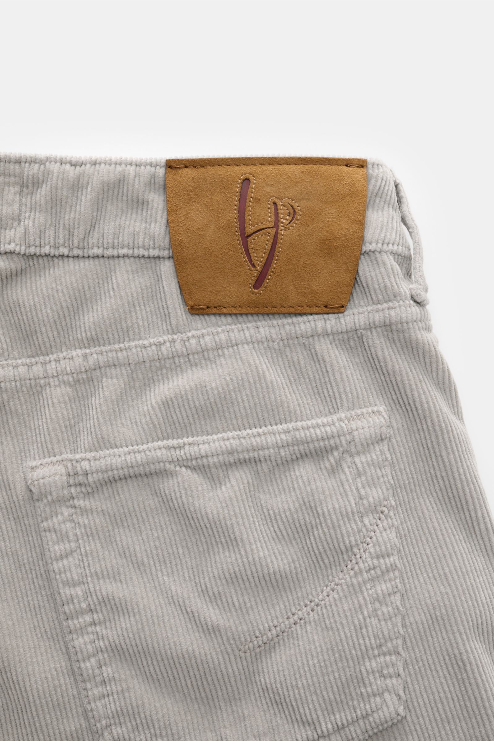 HandPicked Cordhose 'Parma' hellgrau aus Baumwoll-Modal-Cord, schmal zulaufend, mit Gesäßtasche und Lederpatch, Detailrückansicht.