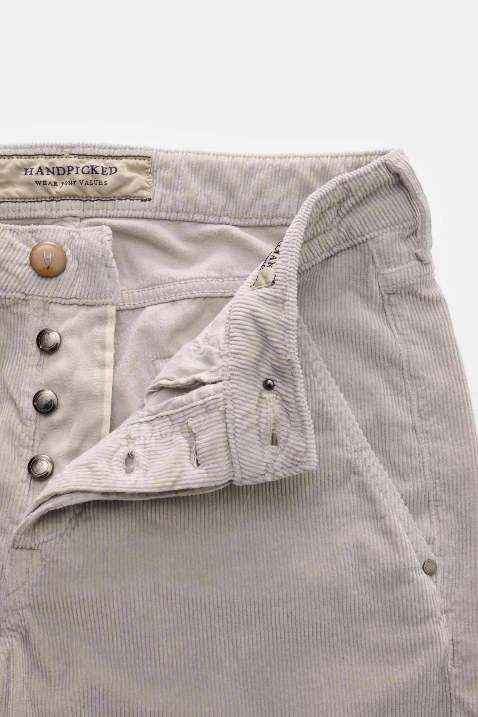 HandPicked Cordhose 'Parma' hellgrau aus Baumwoll-Cord, Slim Fit, Button Fly, französische Taschen, Münztasche, weicher Griff, Detailaufnahme von oben.